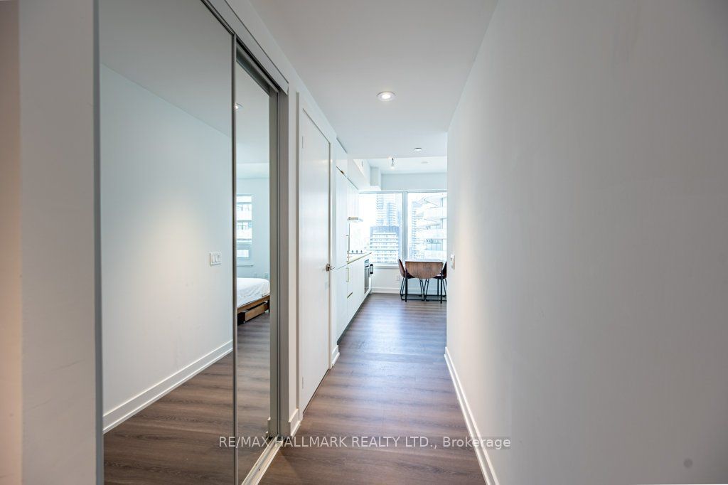 8 Wellesley Street W 4515, Toronto, ON M4Y 1E7 photo 3