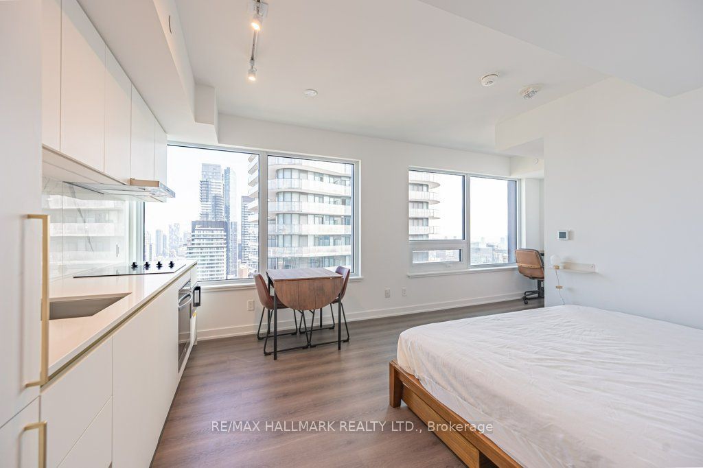 8 Wellesley Street W 4515, Toronto, ON M4Y 1E7 photo 4