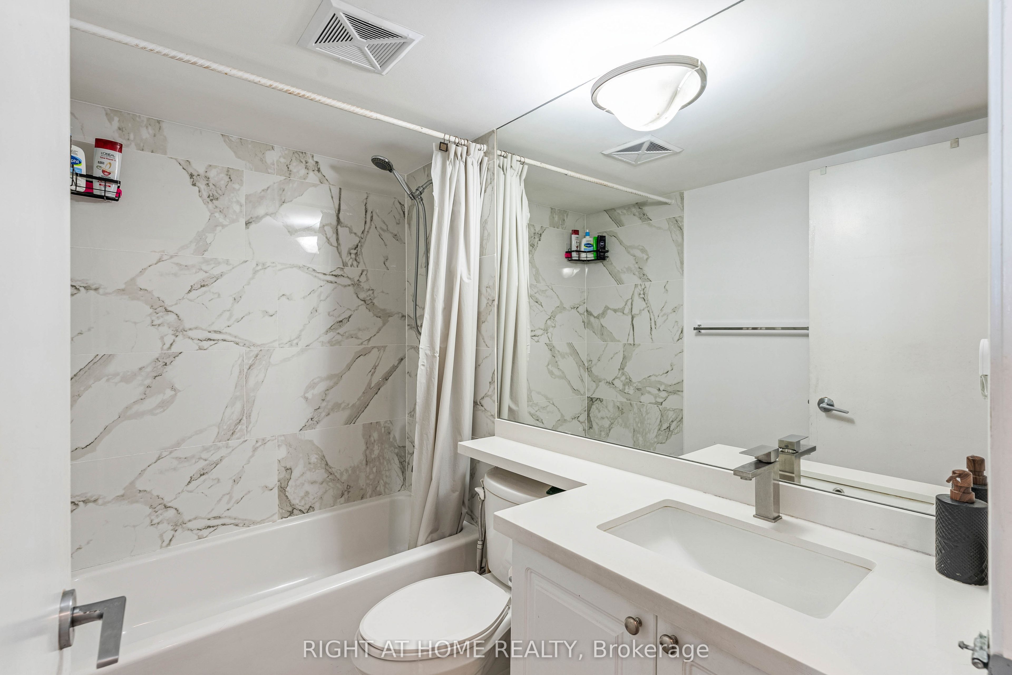 231 Fort York Boulevard 1807, Toronto, ON M5V 1B2 photo 3