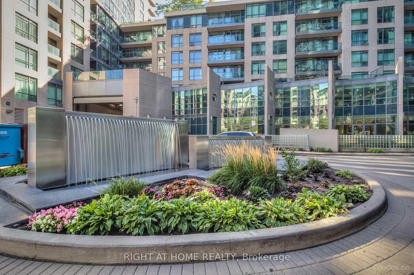 231 Fort York Boulevard 1807, Toronto, ON M5V 1B2 photo 5