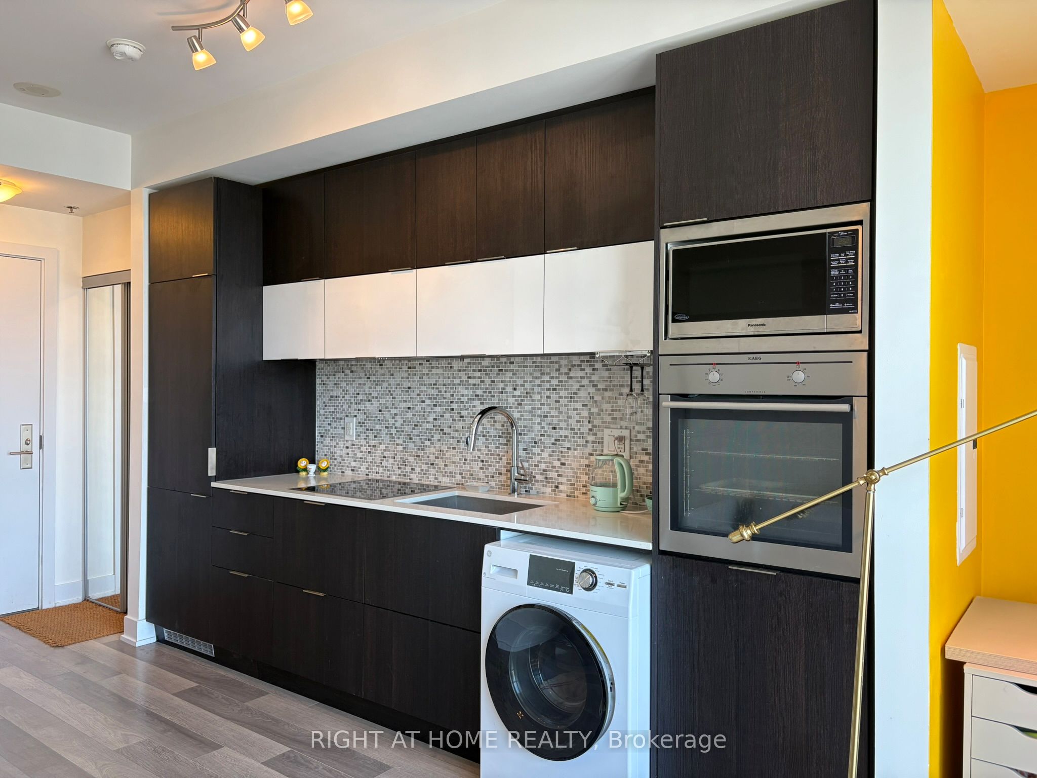 318 Richmond Street W 3002, Toronto, ON M5V 0B4 photo 2