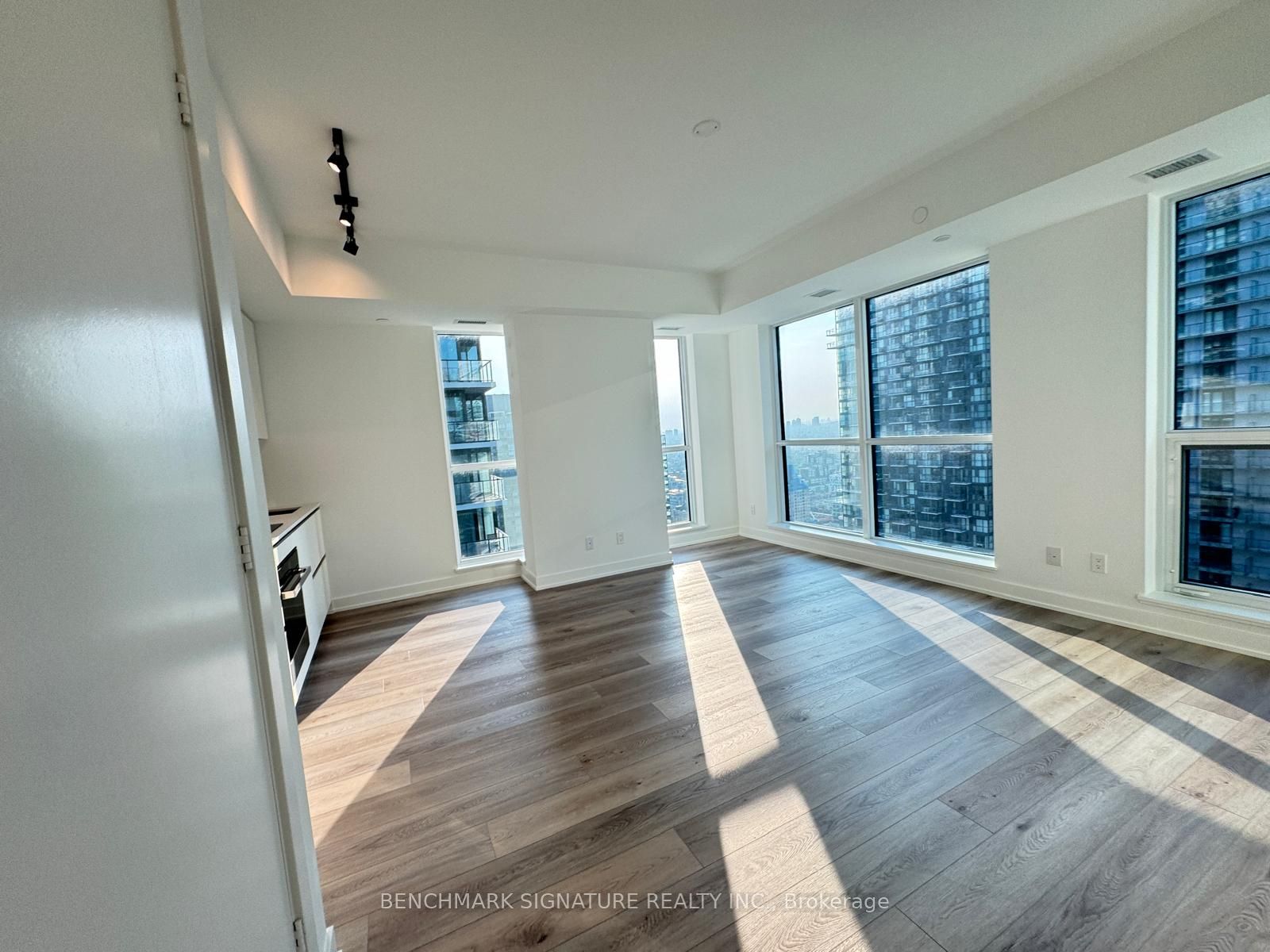 327 King Street 3203, Toronto, ON M5V 0W7