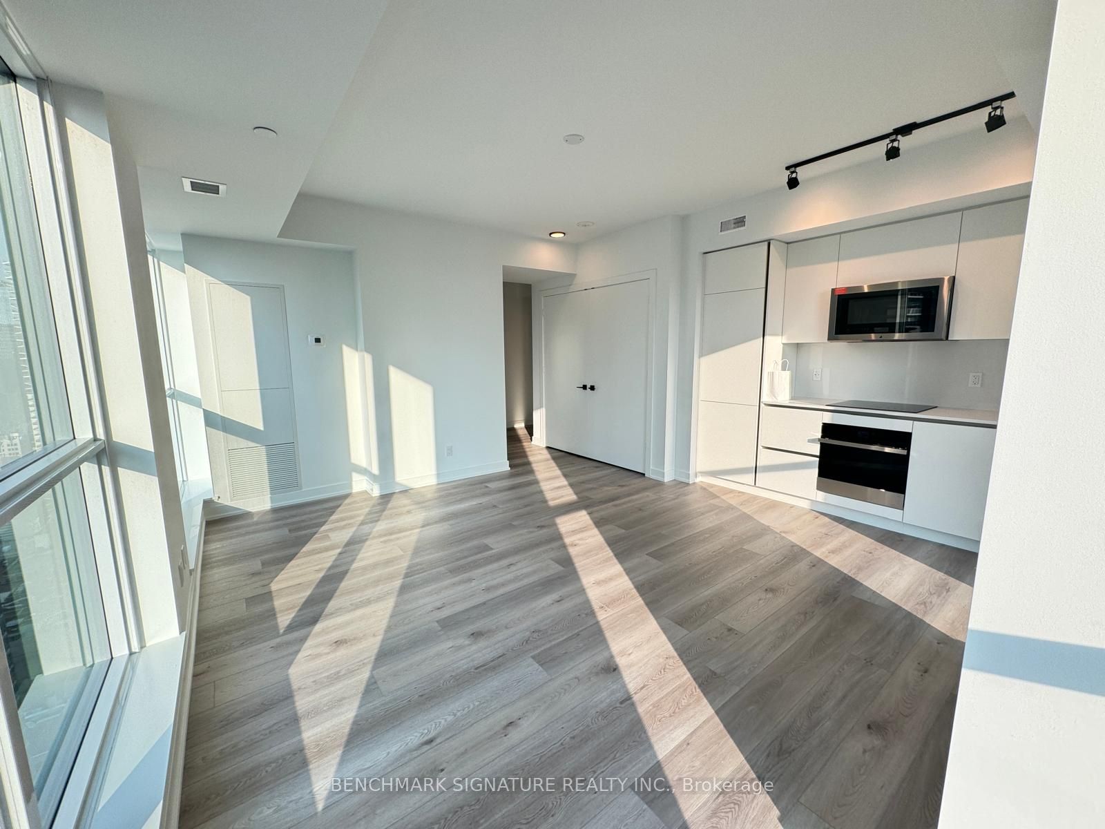 327 King Street 3203, Toronto, ON M5V 0W7 photo 3