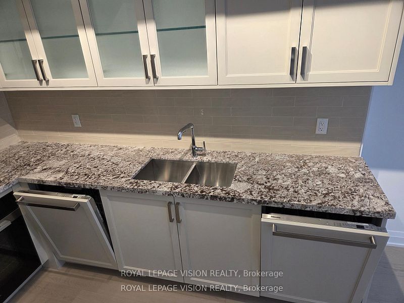 505 Glencairn Avenue 206, Toronto, ON M6B 0B2 photo 3