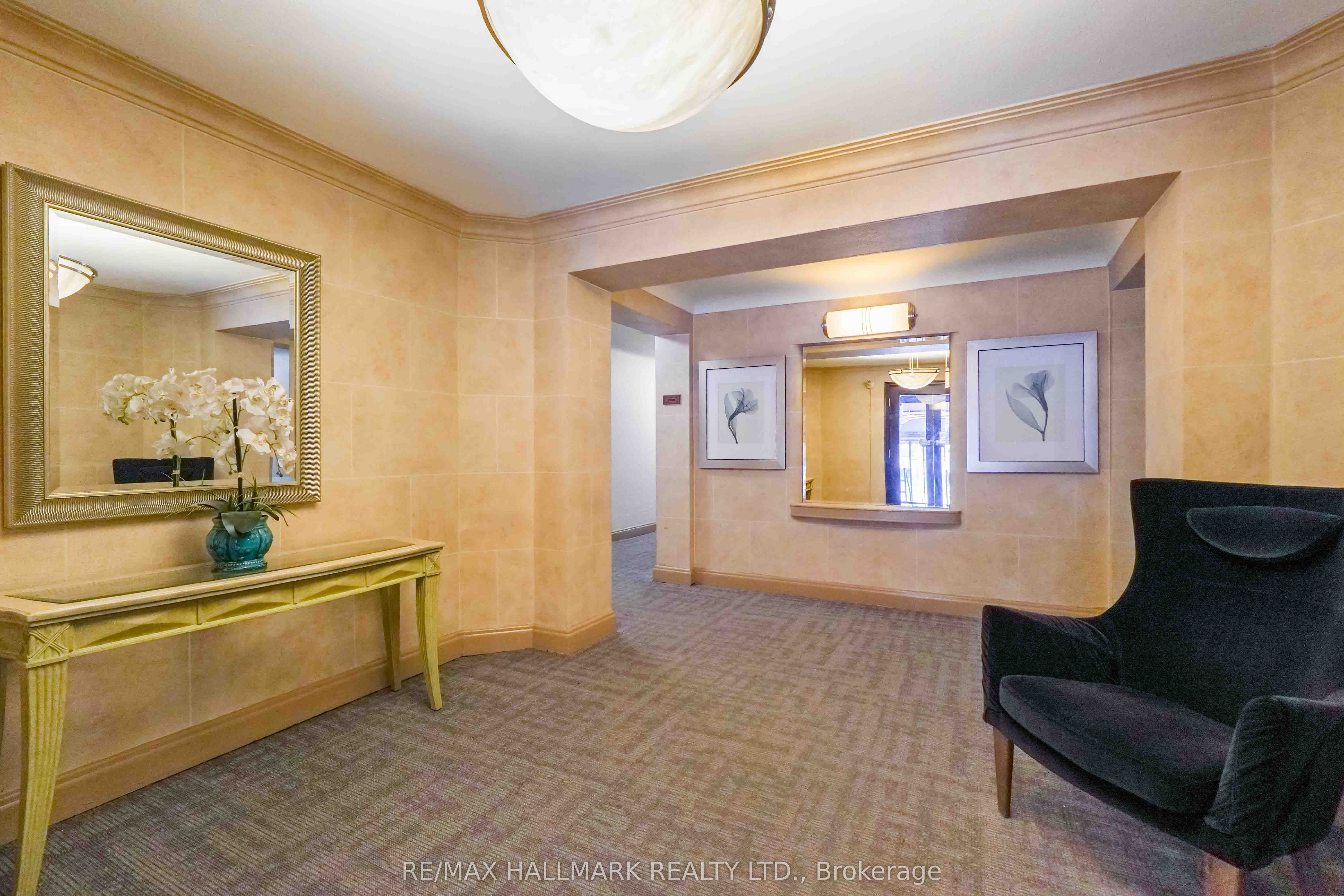 111 Oriole Parkway 202, Toronto, ON M5P 2G9 photo 2