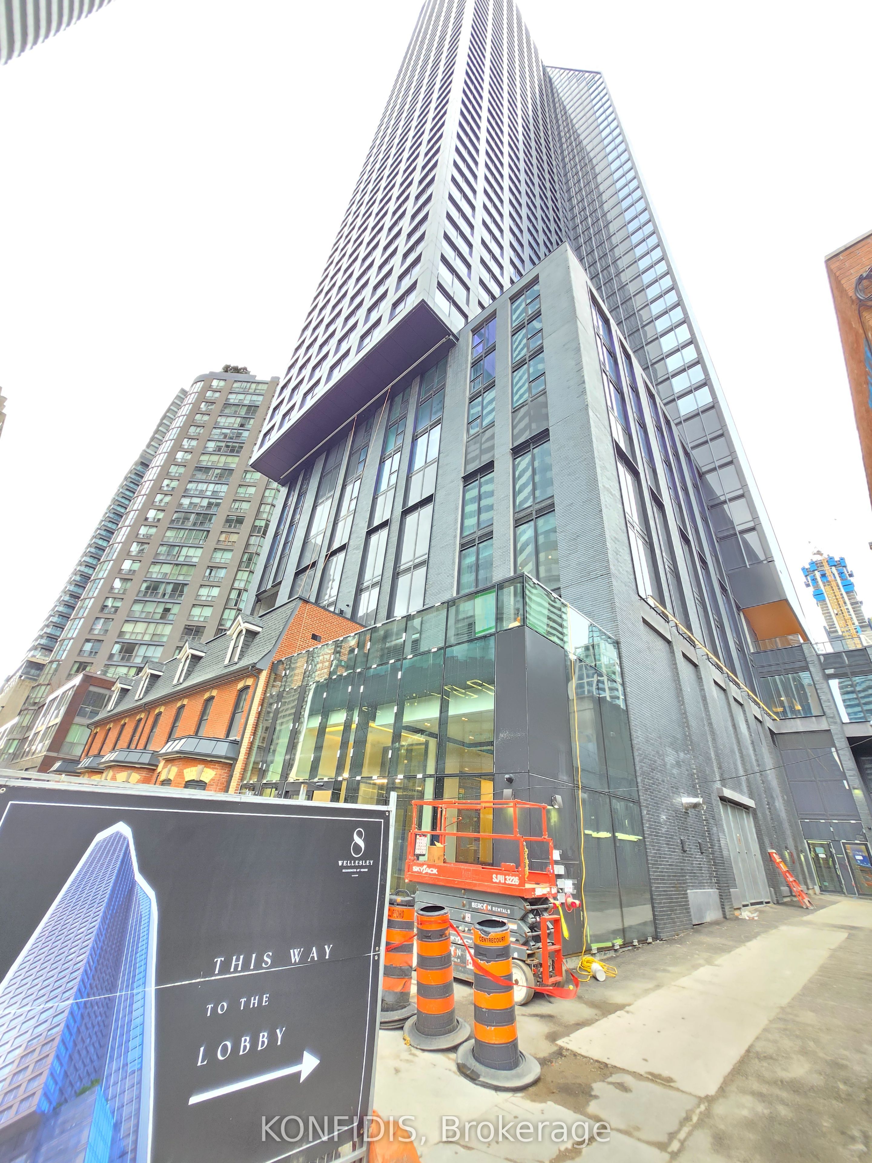 8 Wellesley Street W 1607, Toronto, ON M4Y 0J5 photo 2