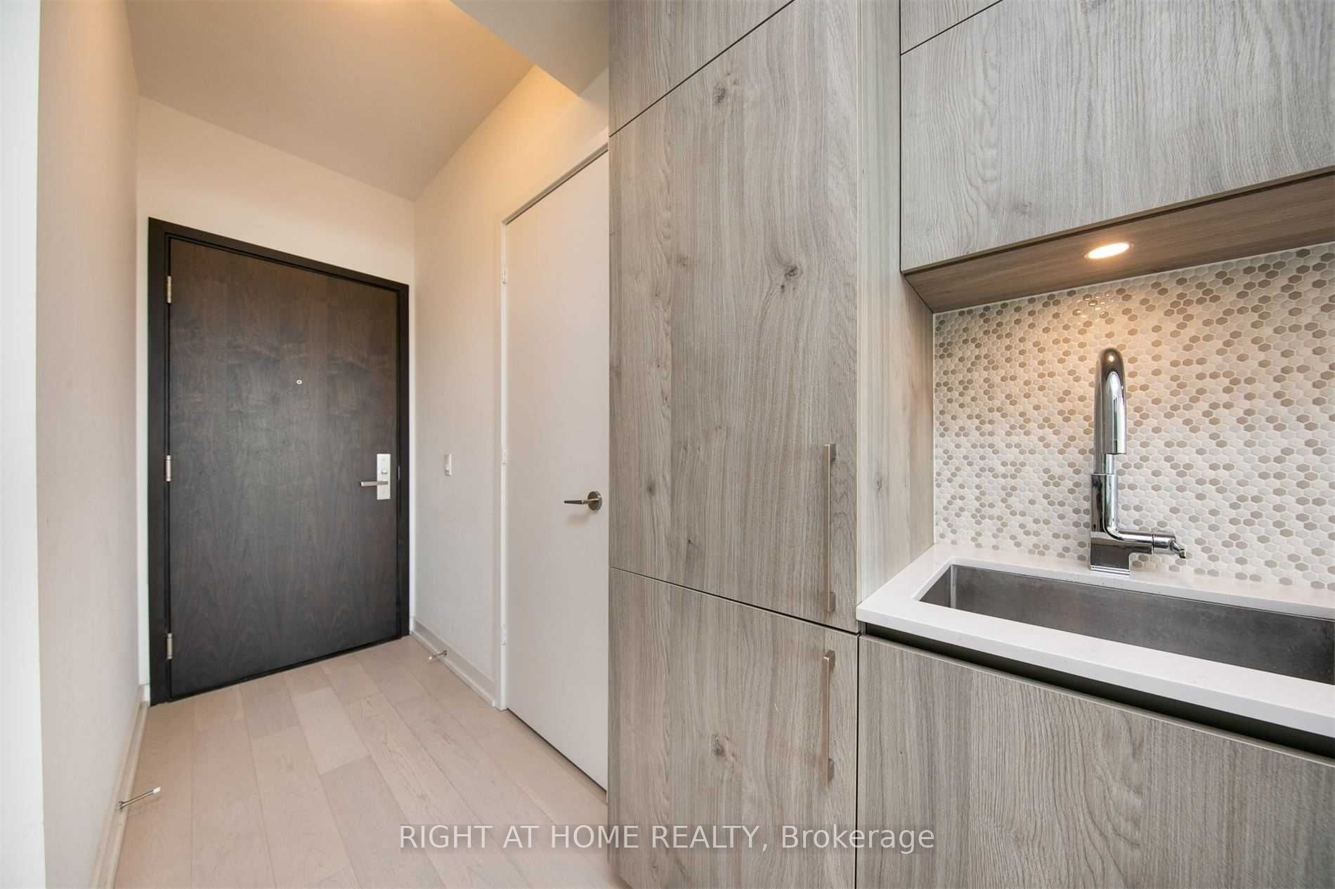 1 Yorkville Avenue 3503, Toronto, ON M4W 1L1 photo 3