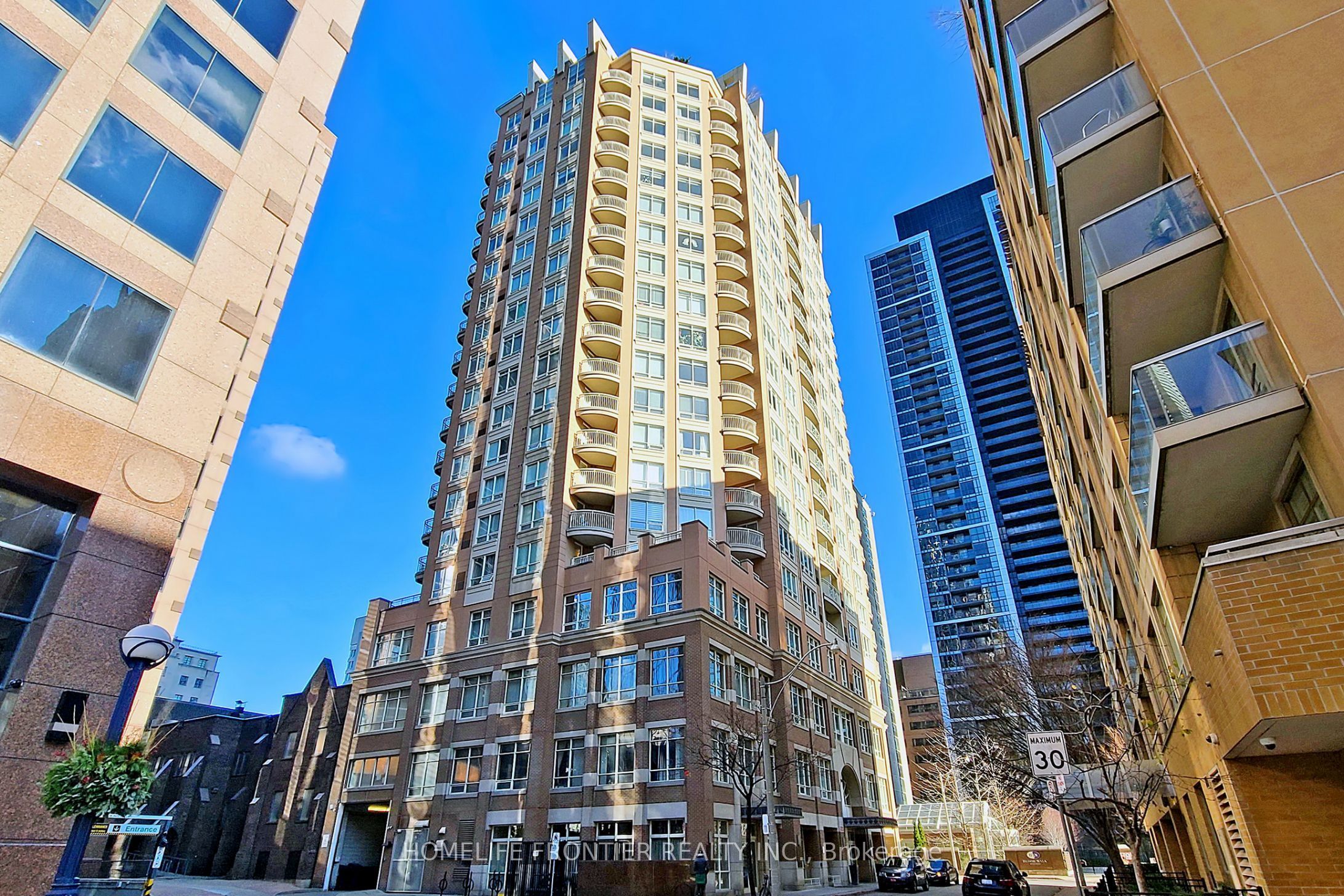 100 Hayden Street 1705, Toronto, ON M4Y 3C7 photo 2