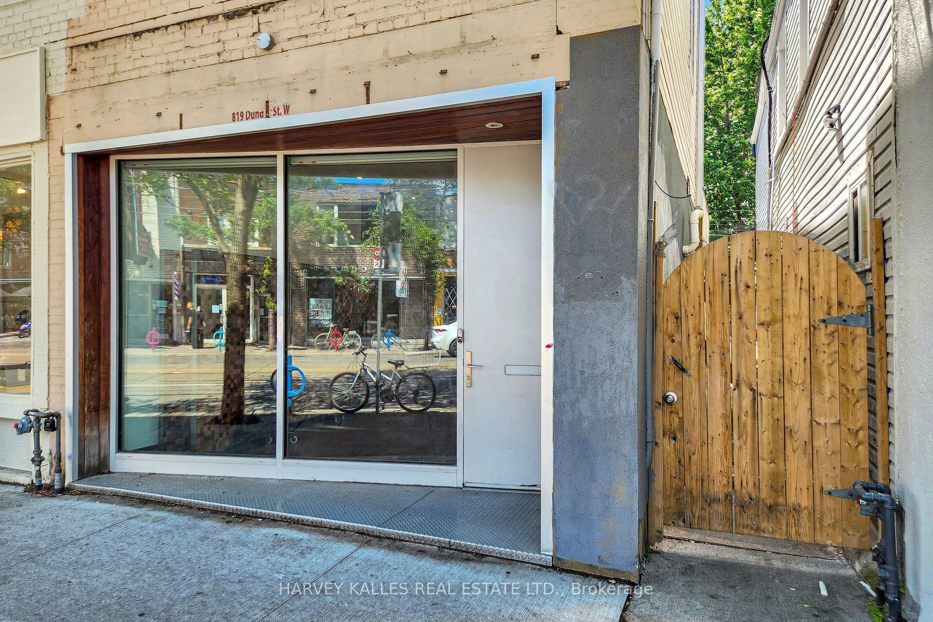 819 Dundas Street W, Toronto, ON M6J 1V4 photo 3
