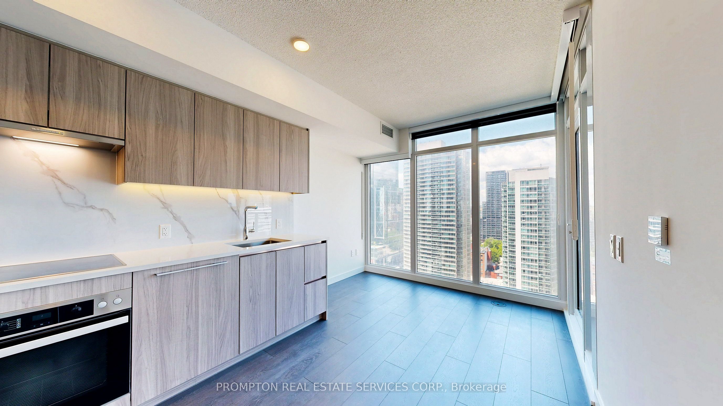 1 Concord Cityplace Way 3702, Toronto, ON M5V 0X3 photo 3