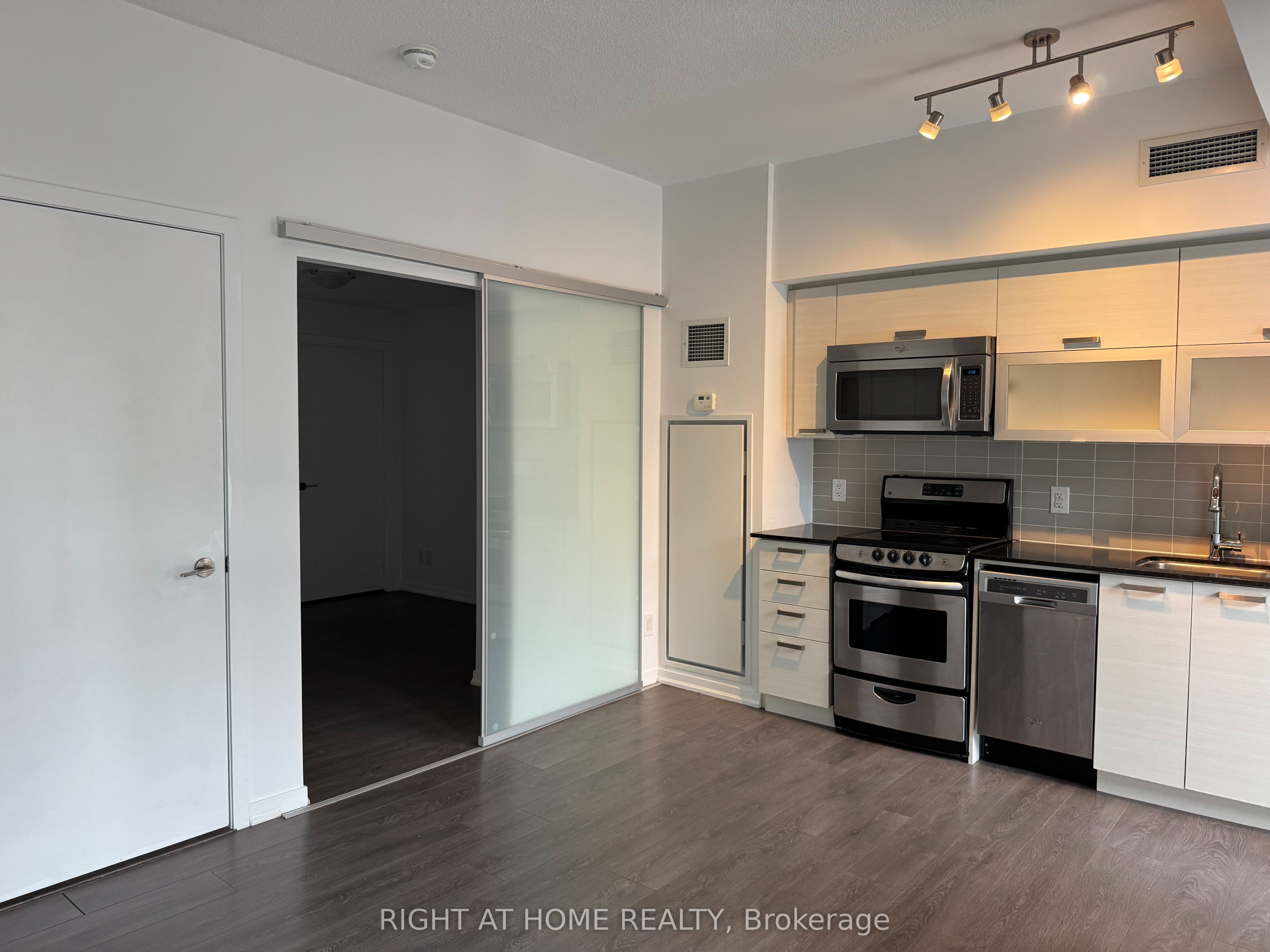 68 Abell Street 1227, Toronto, ON M6J 0B1 photo 3