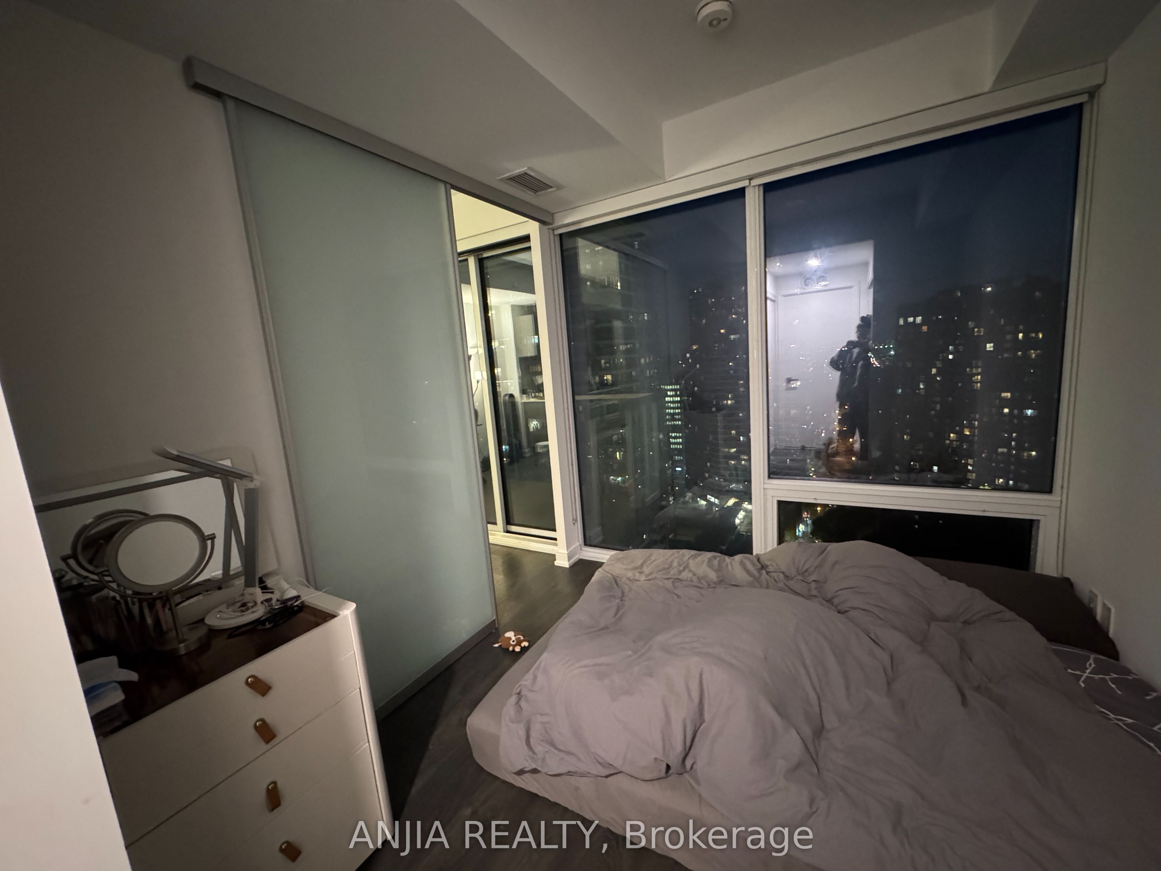3 Gloucester Street 2613, Toronto, ON M4Y 0C6 photo 3