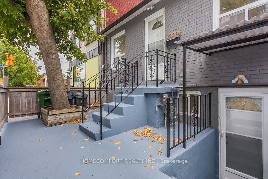 208 Manning Avenue, Toronto, ON M6J 2K7 photo 2