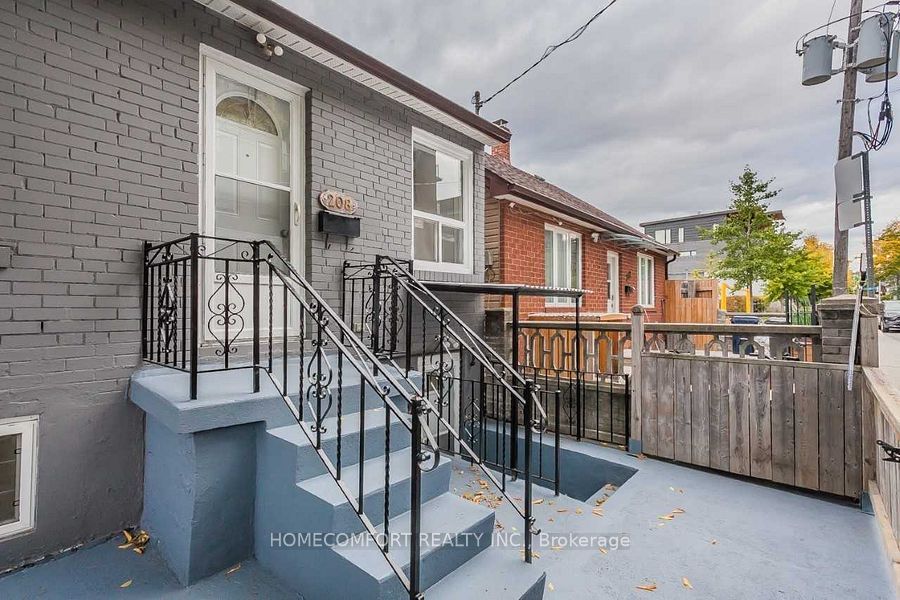 208 Manning Avenue, Toronto, ON M6J 2K7 photo 3