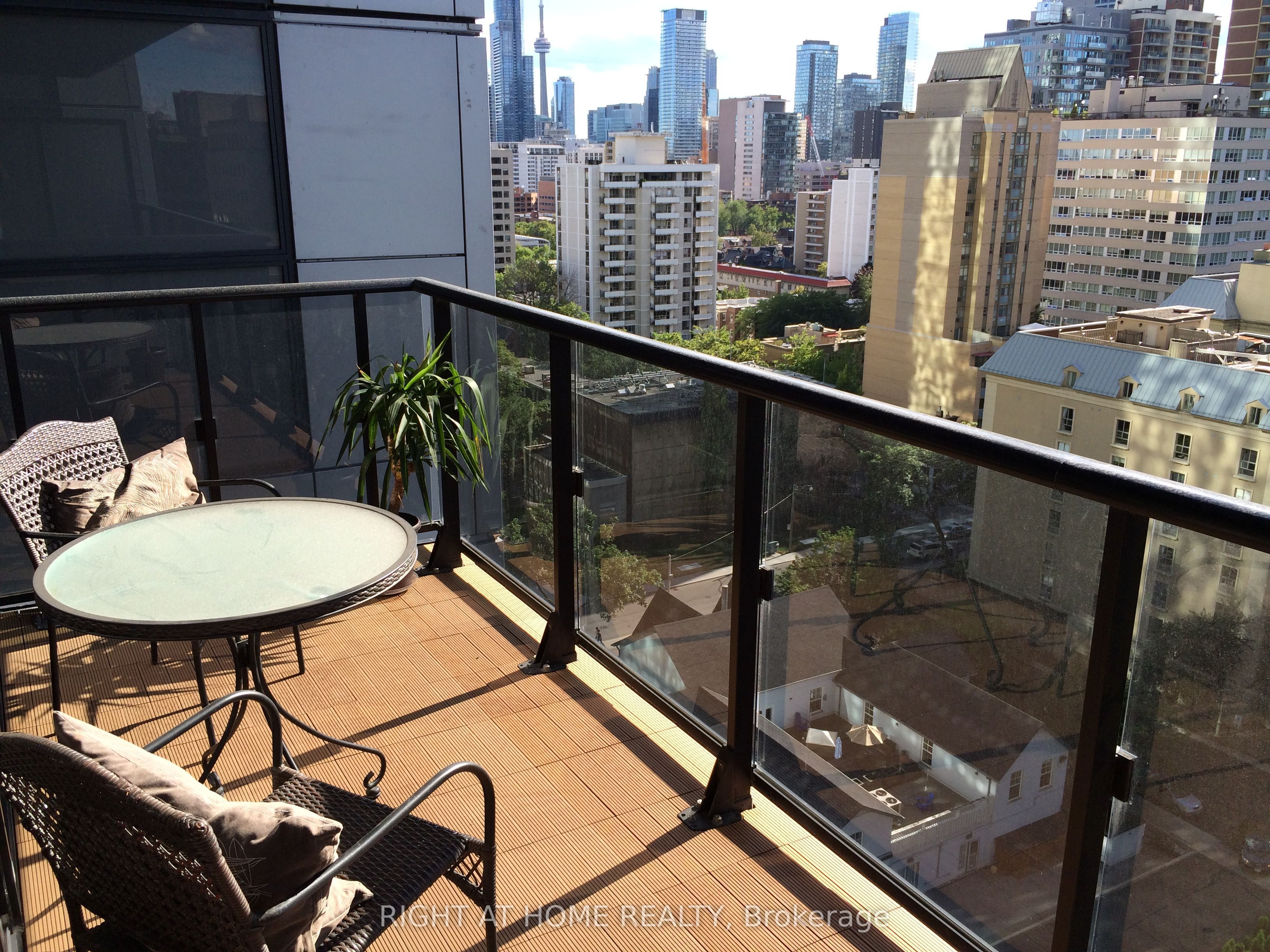 28 Ted Rogers Way 1506, Toronto, ON M4Y 2J4 photo 4
