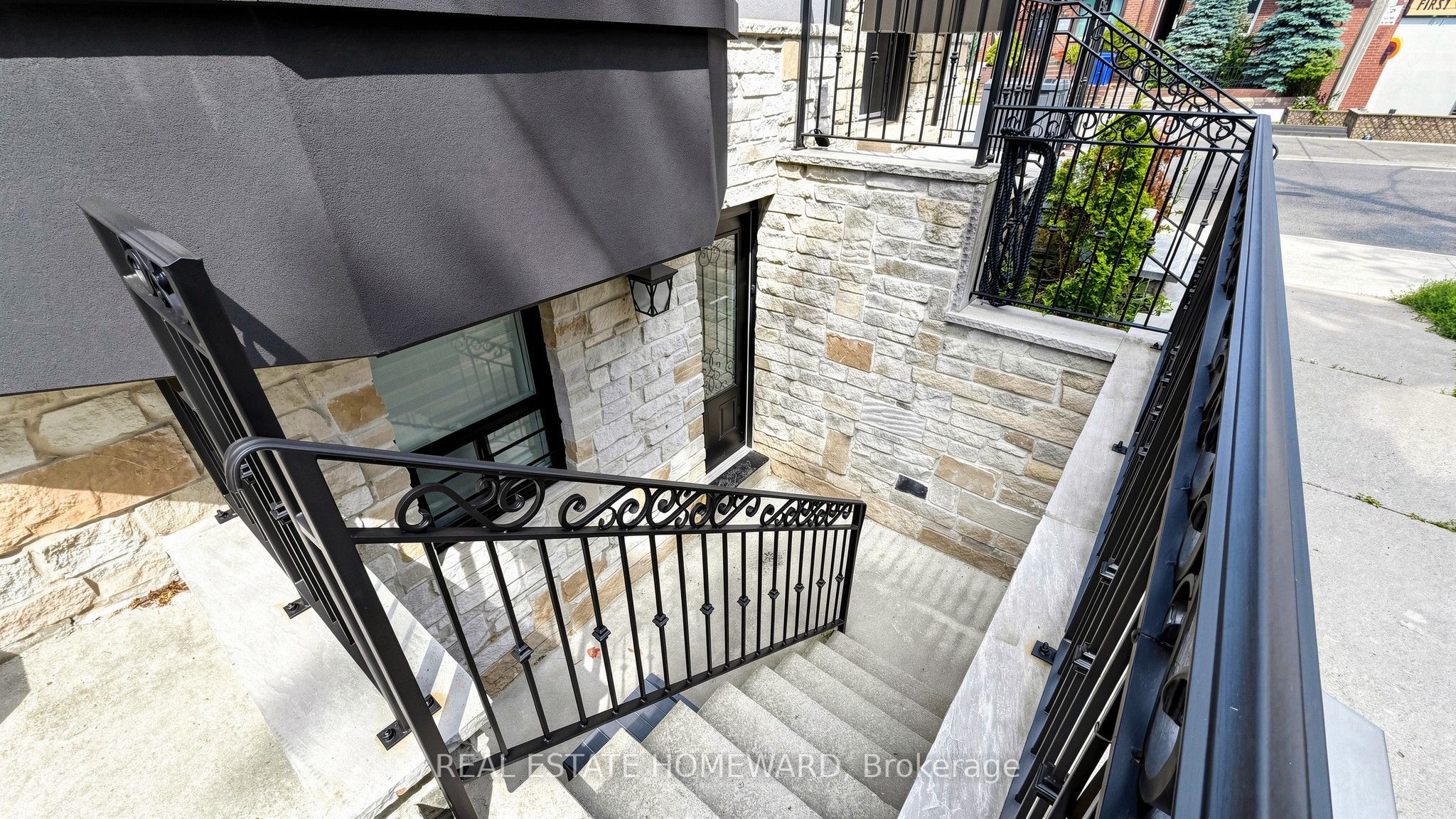 124 Kendal Avenue 3, Toronto, ON M5R 1L9