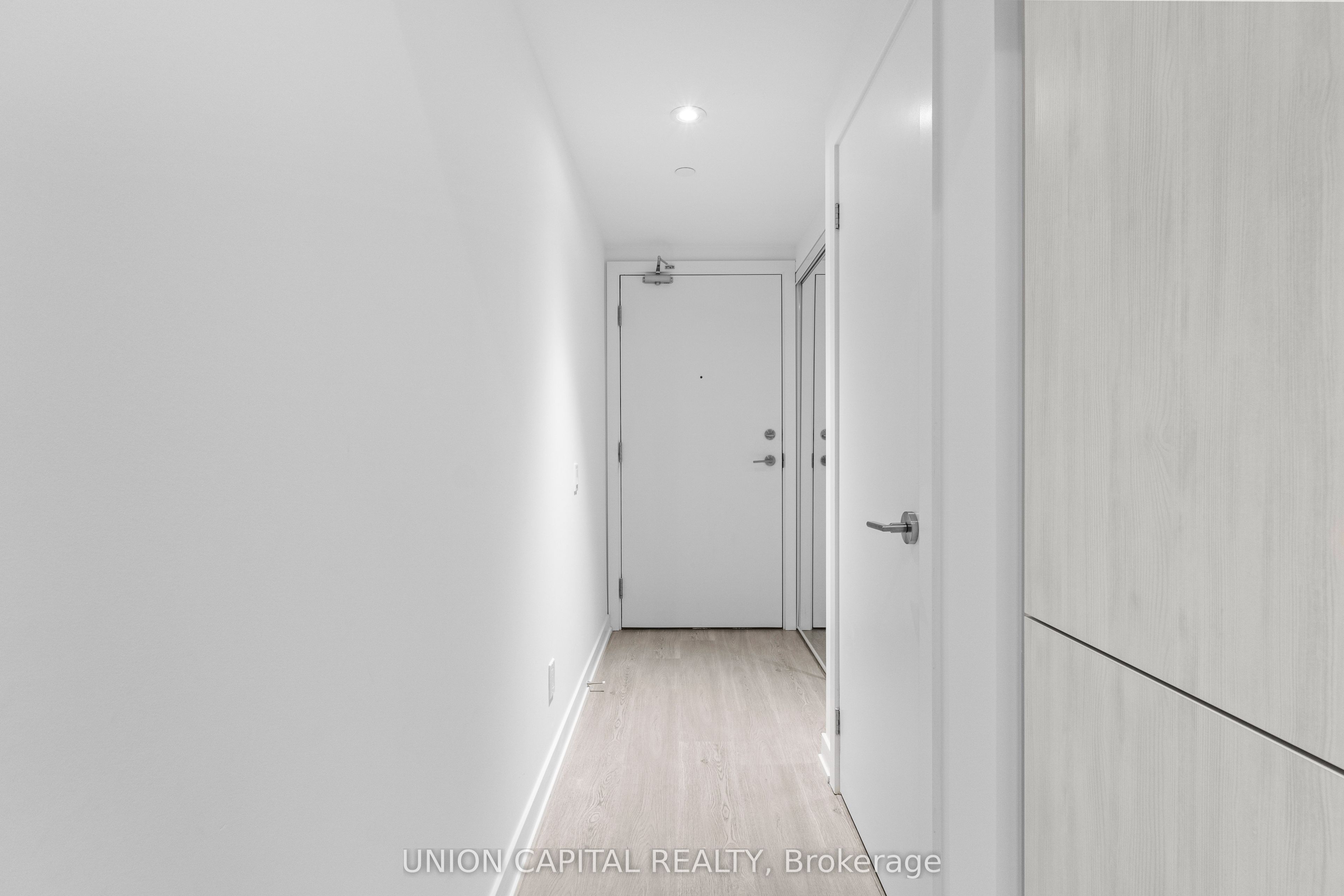 8 Wellesley Street W 1007, Toronto, ON M4Y 0J5 photo 3