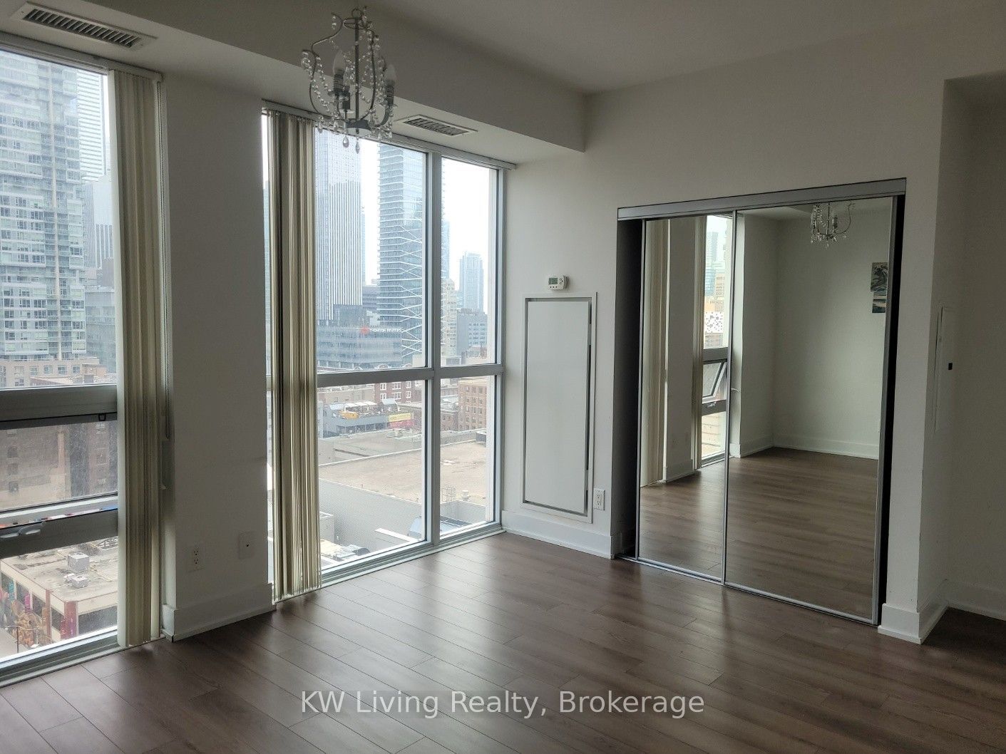 318 Richmond Street W 1405, Toronto, ON M5V 1X2