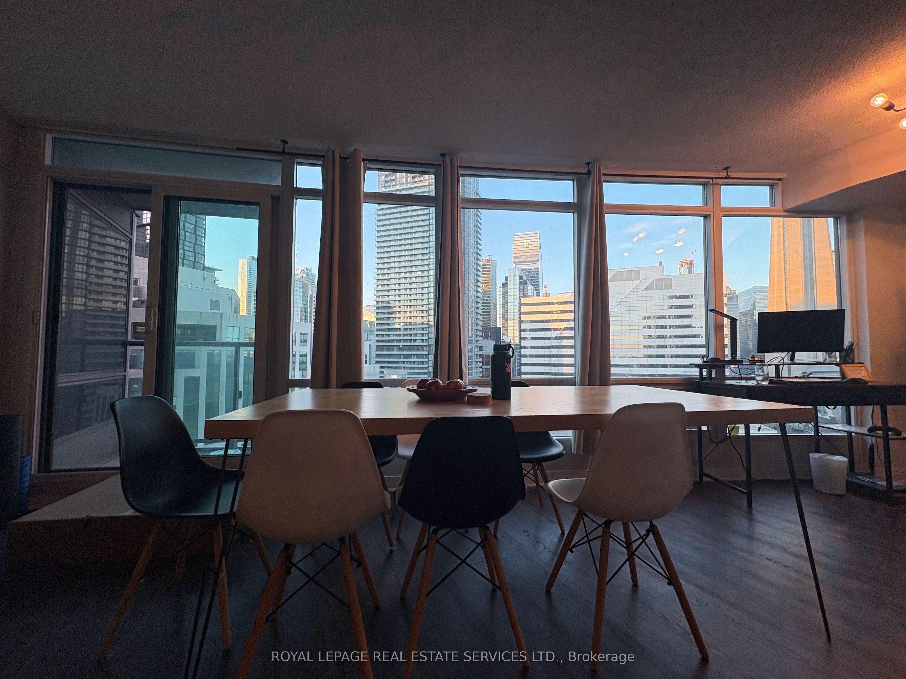 361 Front Street W 1802, Toronto, ON M5V 3R5 photo 4