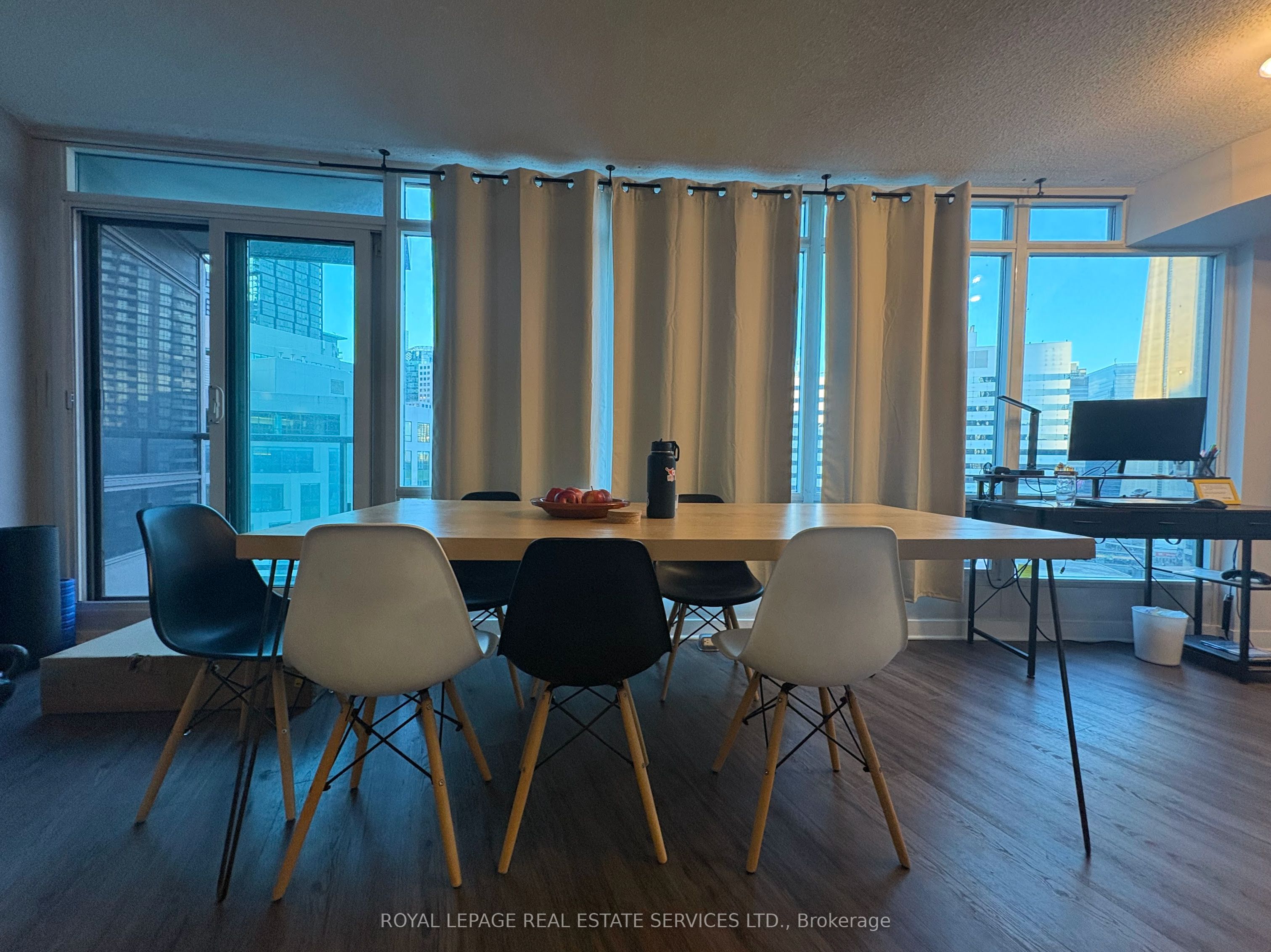 361 Front Street W 1802, Toronto, ON M5V 3R5 photo 5