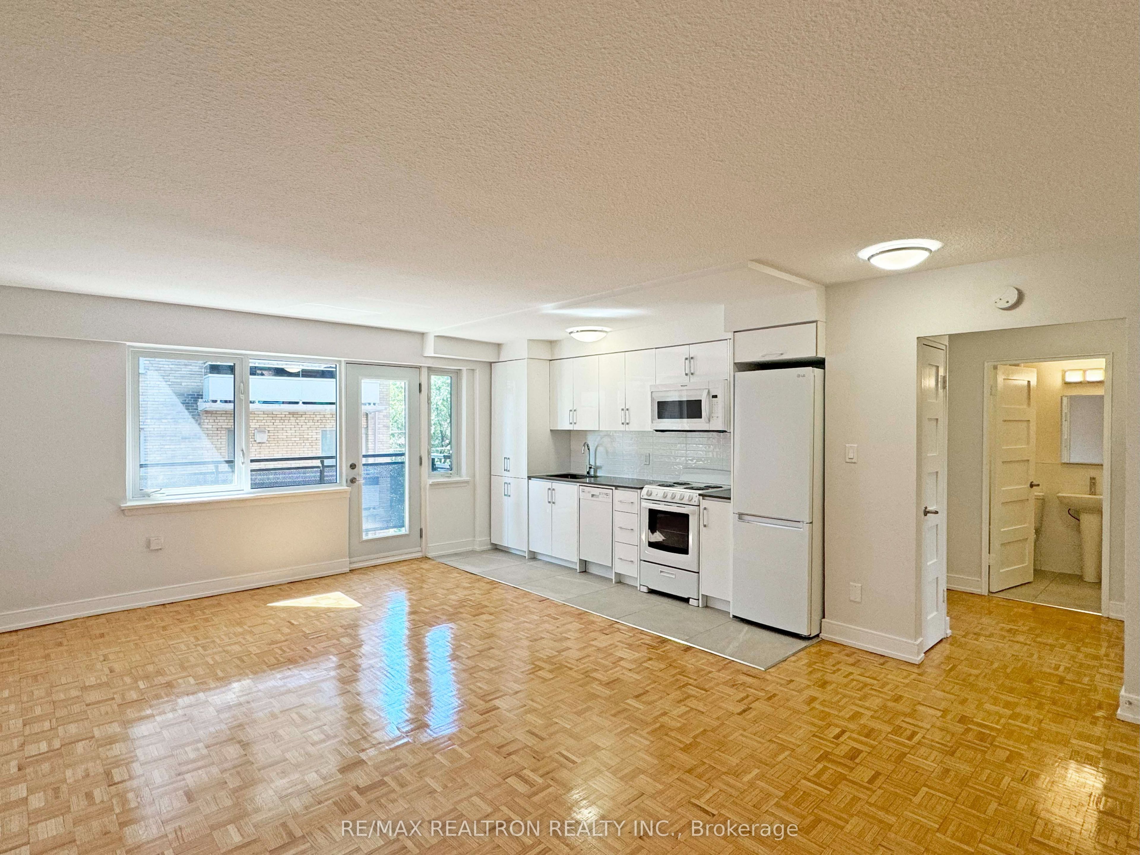 95 Lawton Boulevard 706, Toronto, ON M4V 1Z8 photo 2