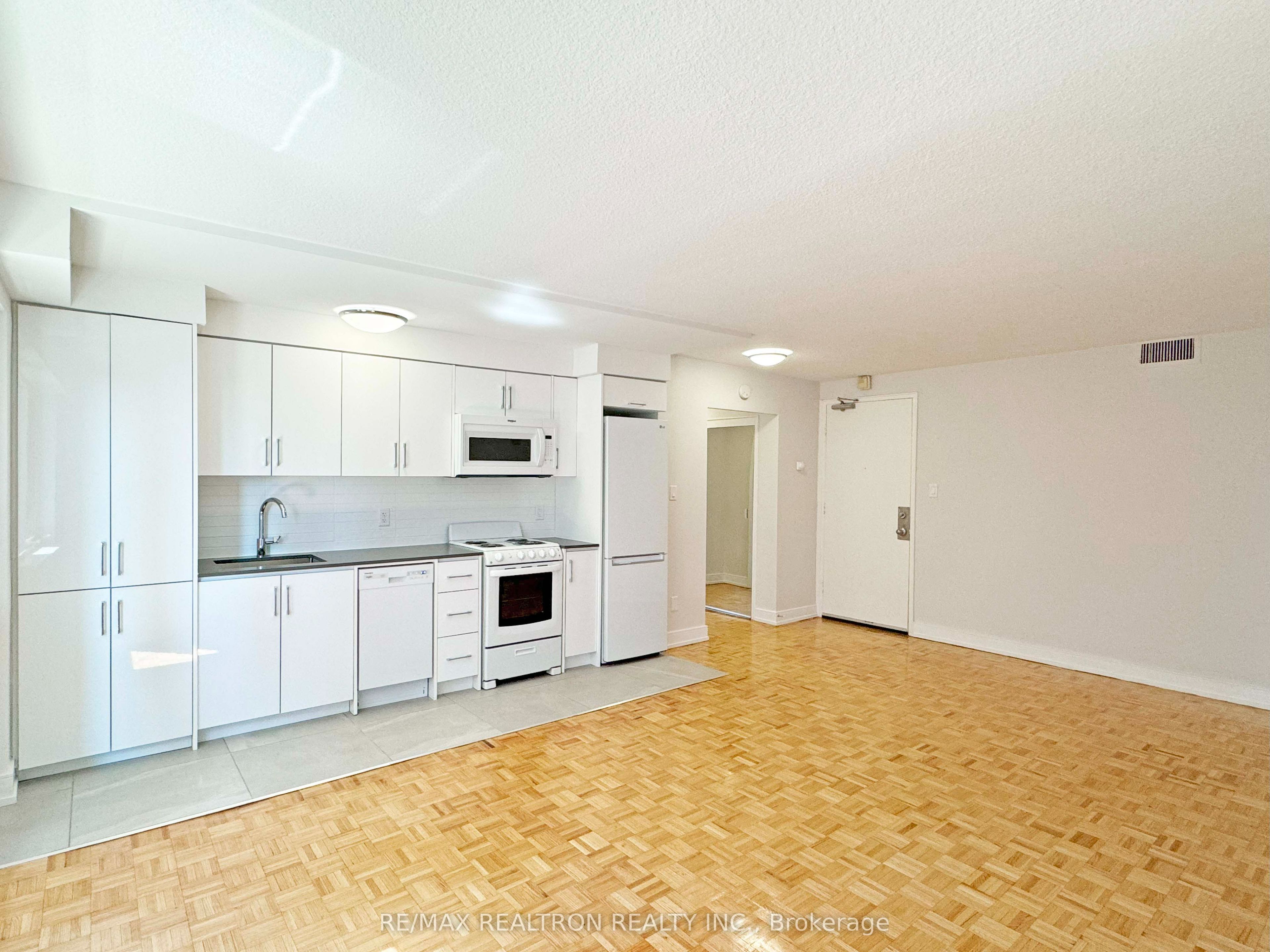 95 Lawton Boulevard 706, Toronto, ON M4V 1Z8 photo 3