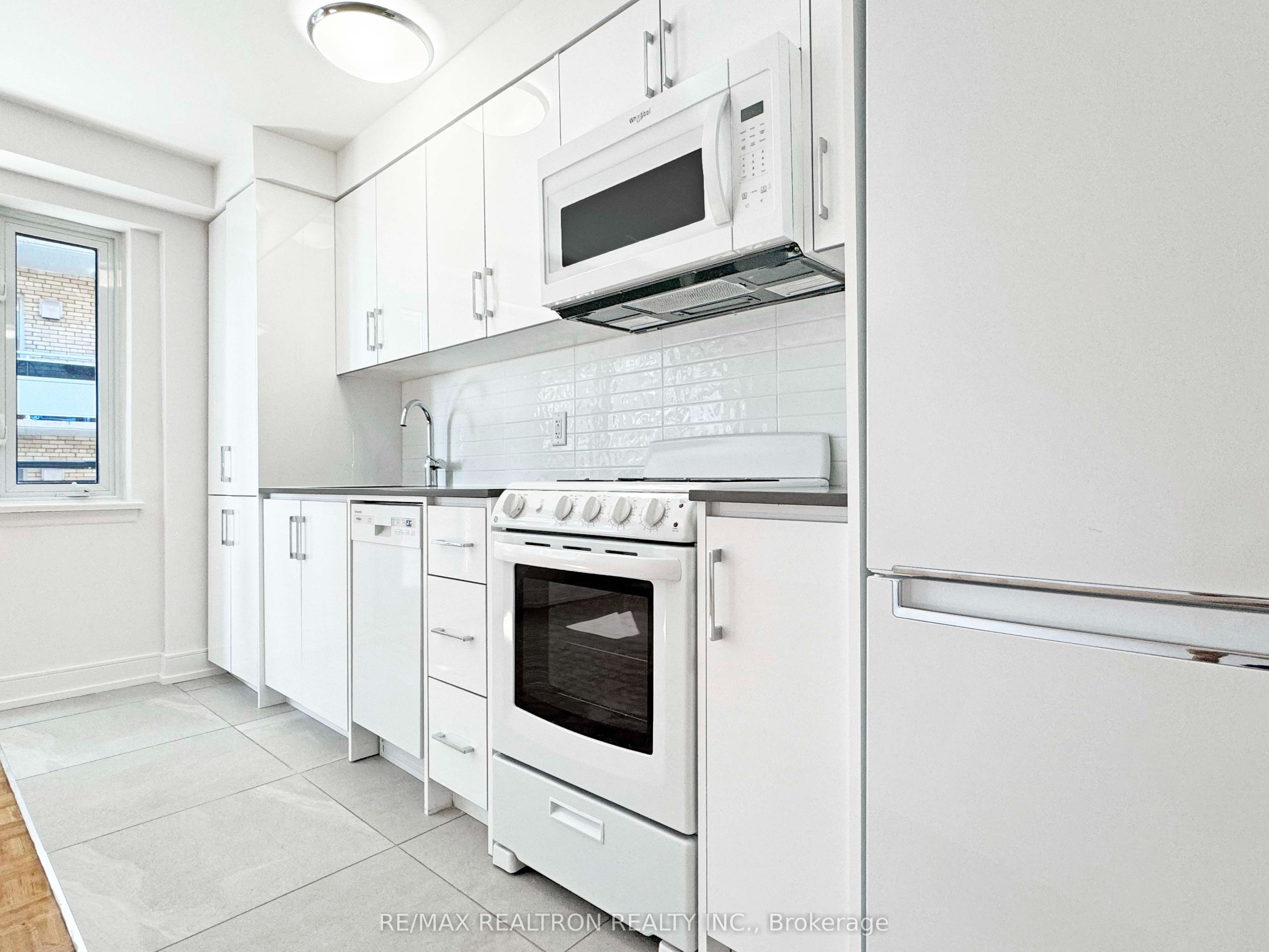 95 Lawton Boulevard 706, Toronto, ON M4V 1Z8 photo 4