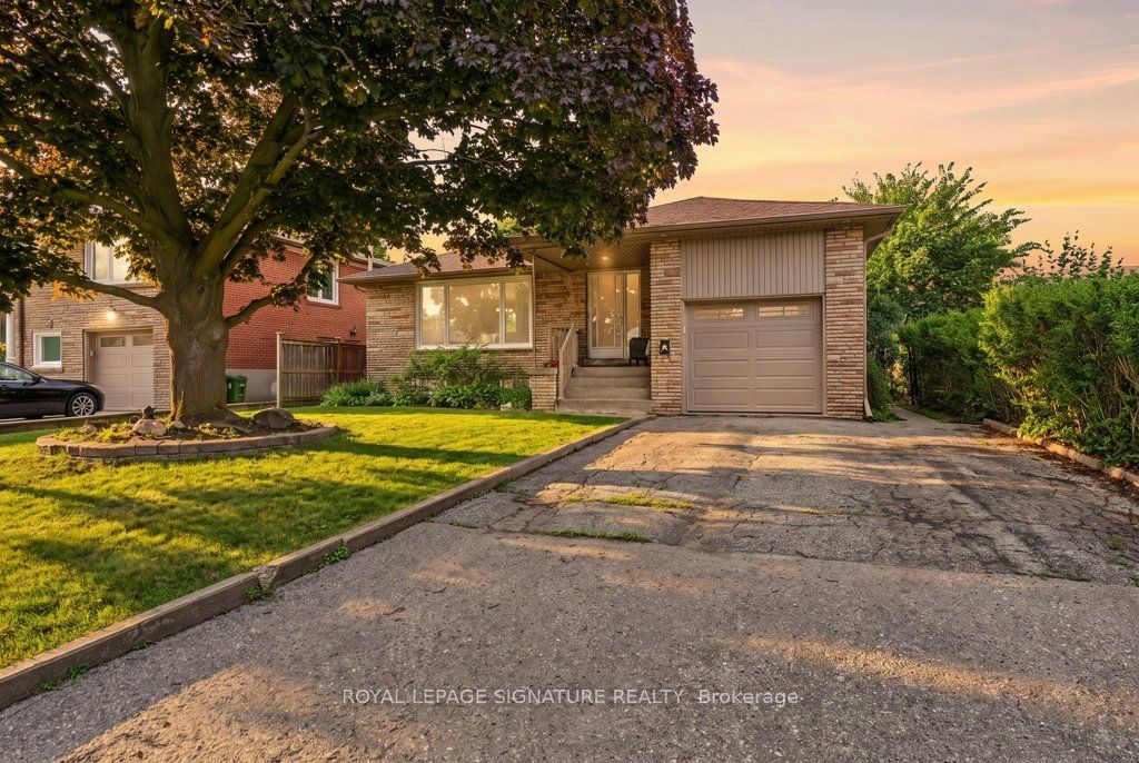34 Clifton Avenue, Toronto, ON M3H 4L1