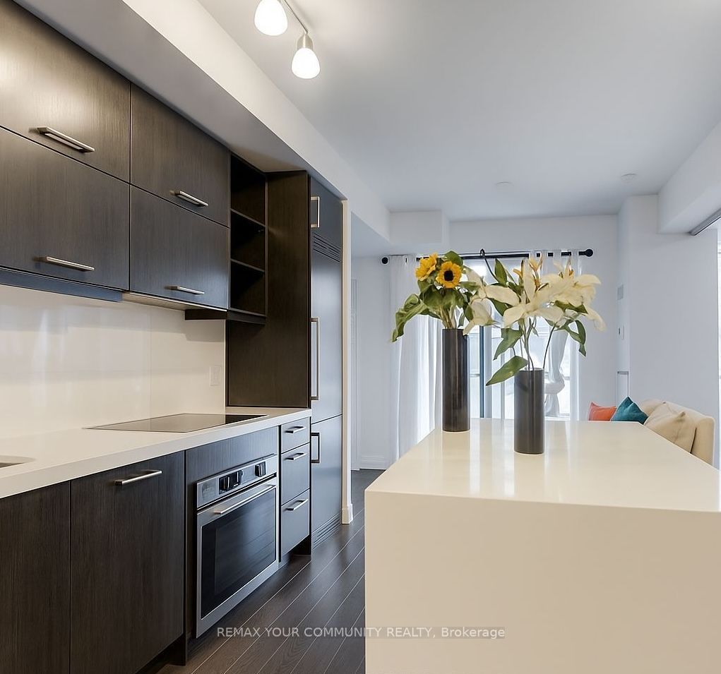 65 Mary Street 1011, Toronto, ON M5S 0A6 photo 2