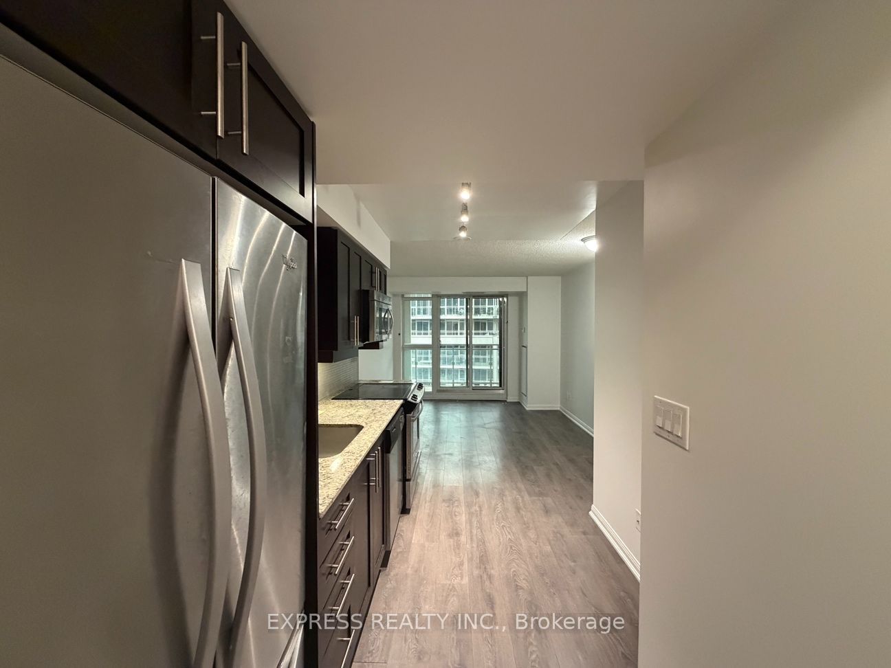 38 Grand Magazine Street 1942, Toronto, ON M5V 0B2 photo 4