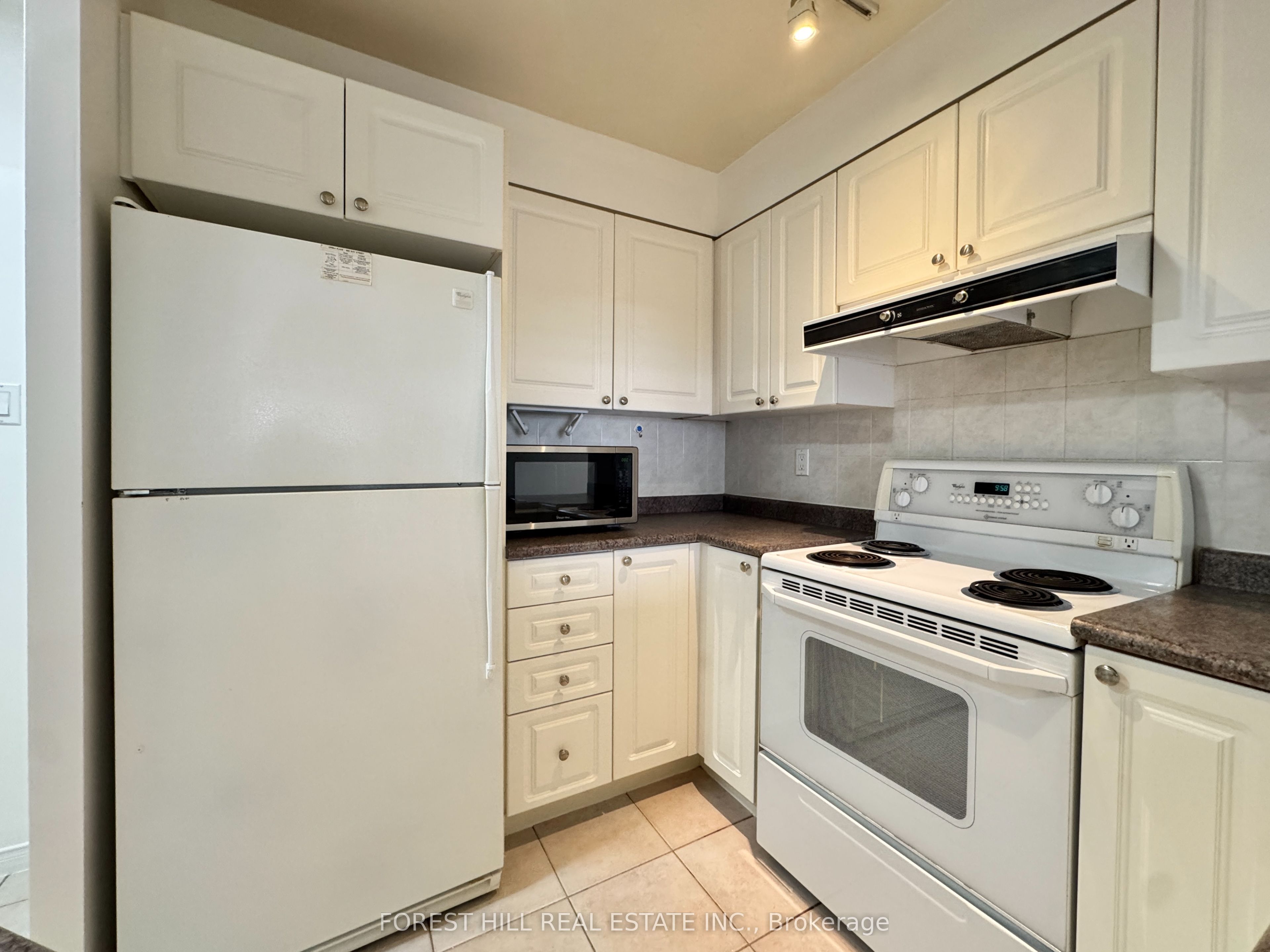 889 Bay Street 810, Toronto, ON M5S 3K6 photo 2