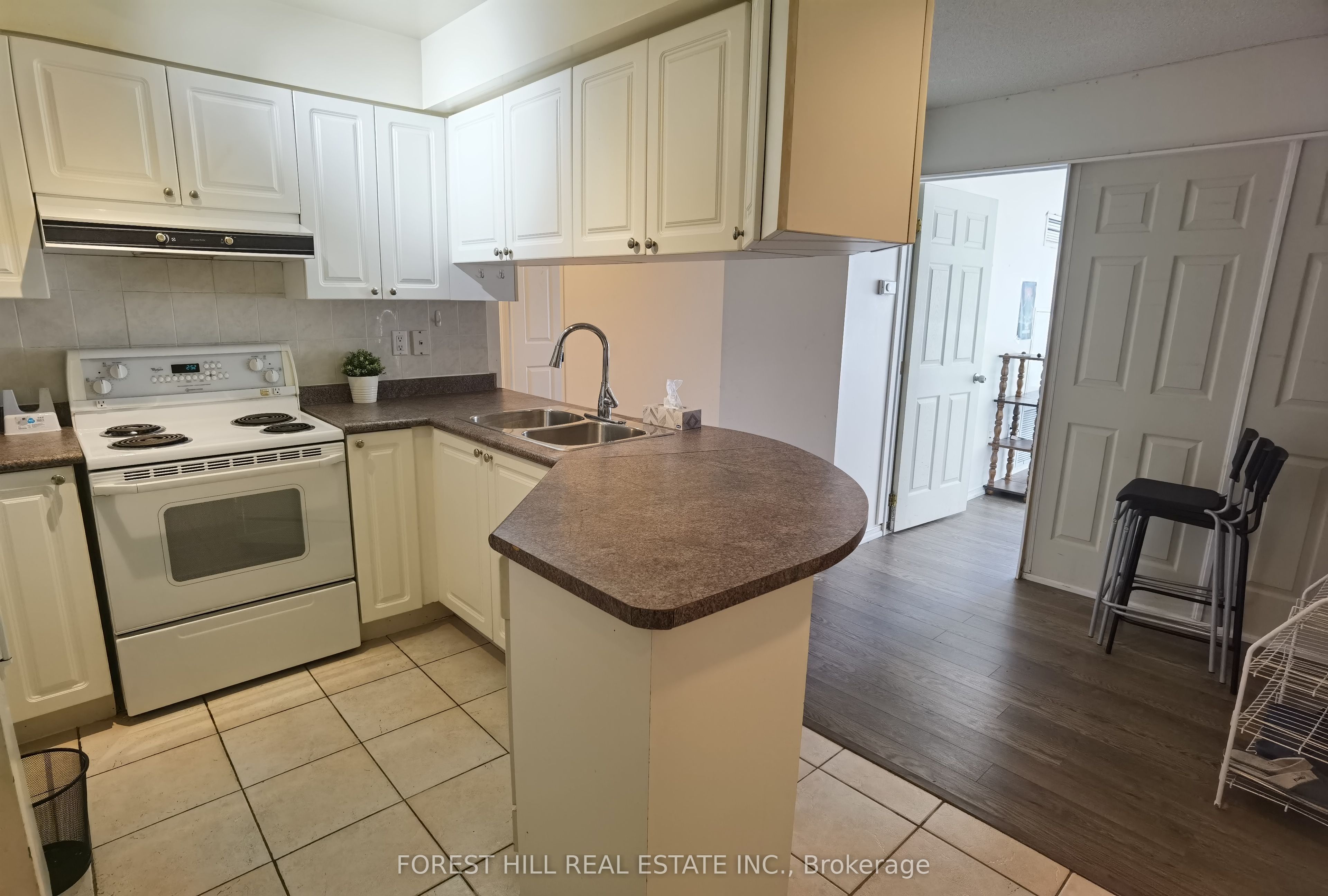 889 Bay Street 810, Toronto, ON M5S 3K6 photo 3