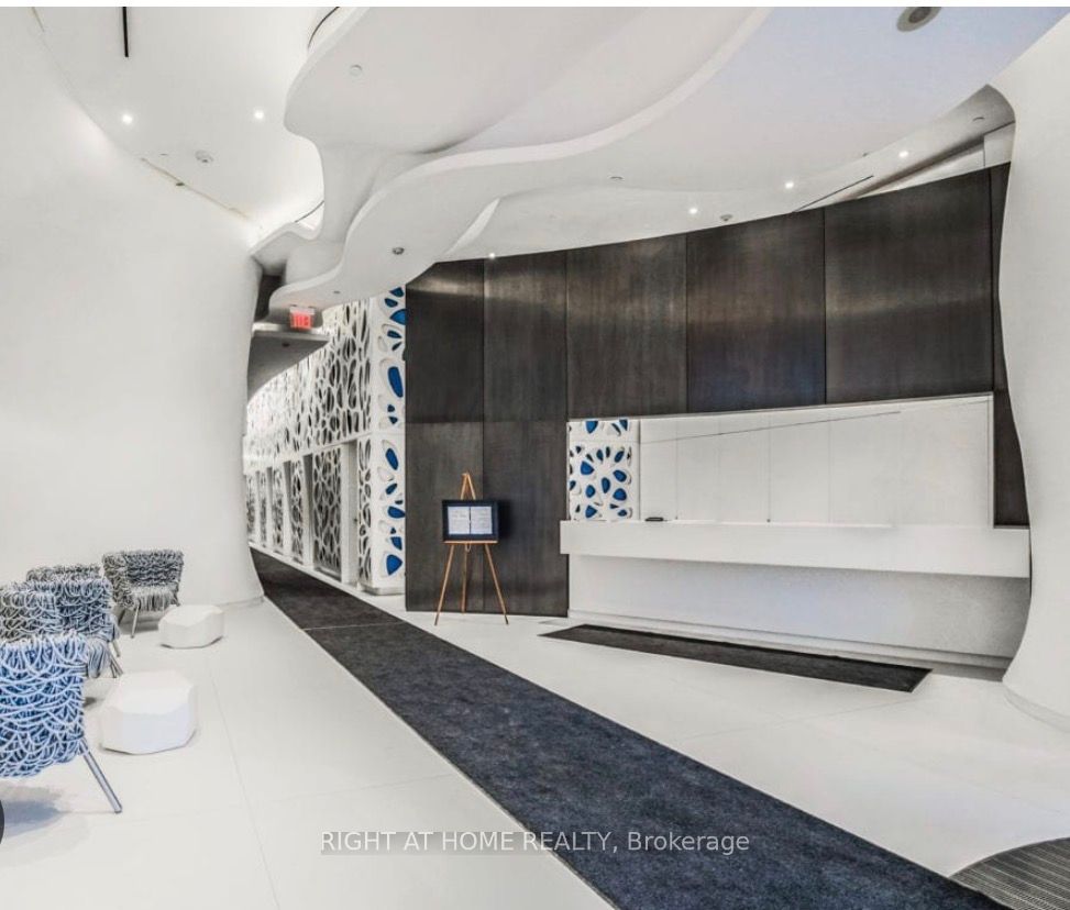 1 Bloor Street E 5706, Toronto, ON M4W 0A8 photo 4