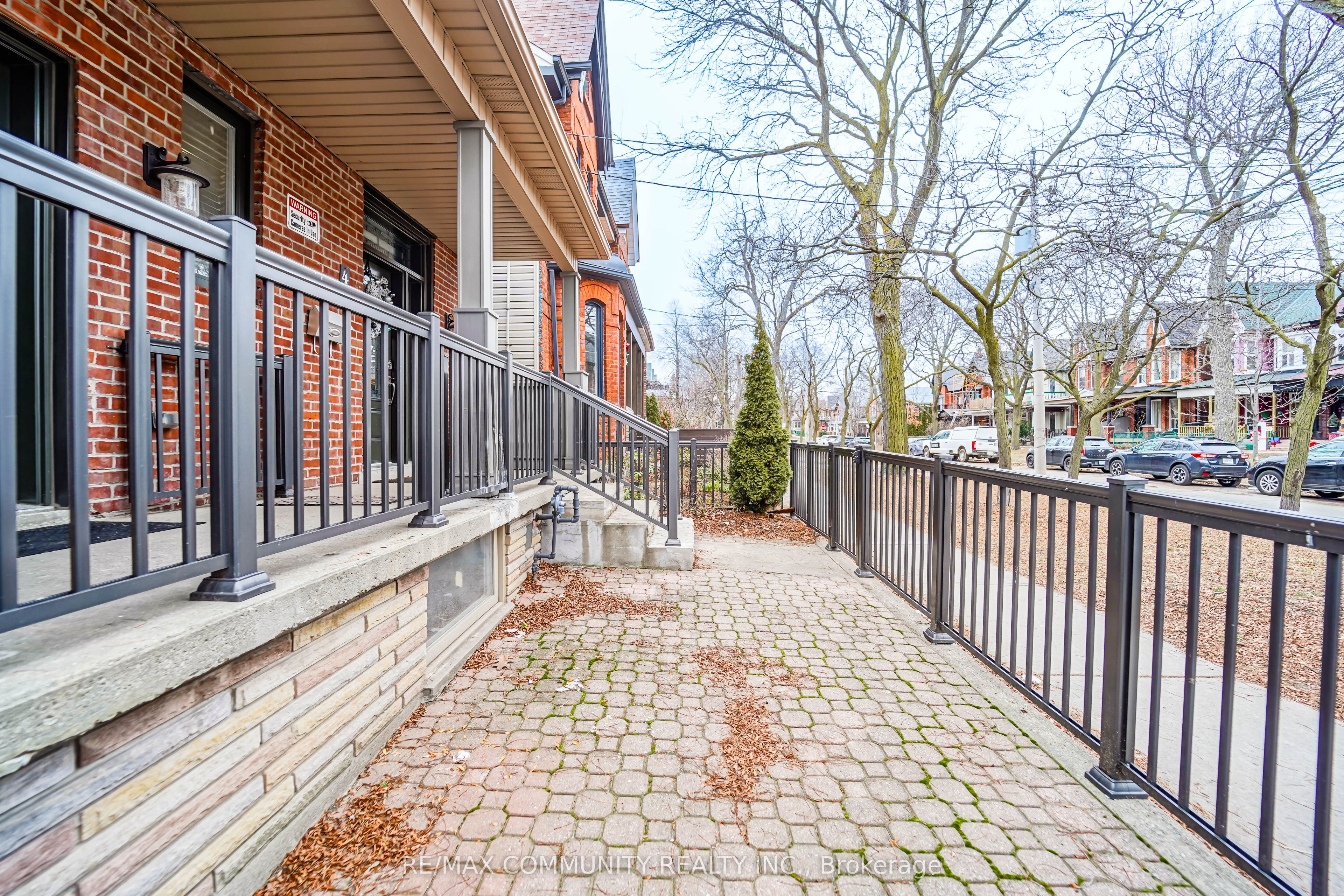 4 Lakeview Avenue Lower, Toronto, ON M6J 3B1 photo 2