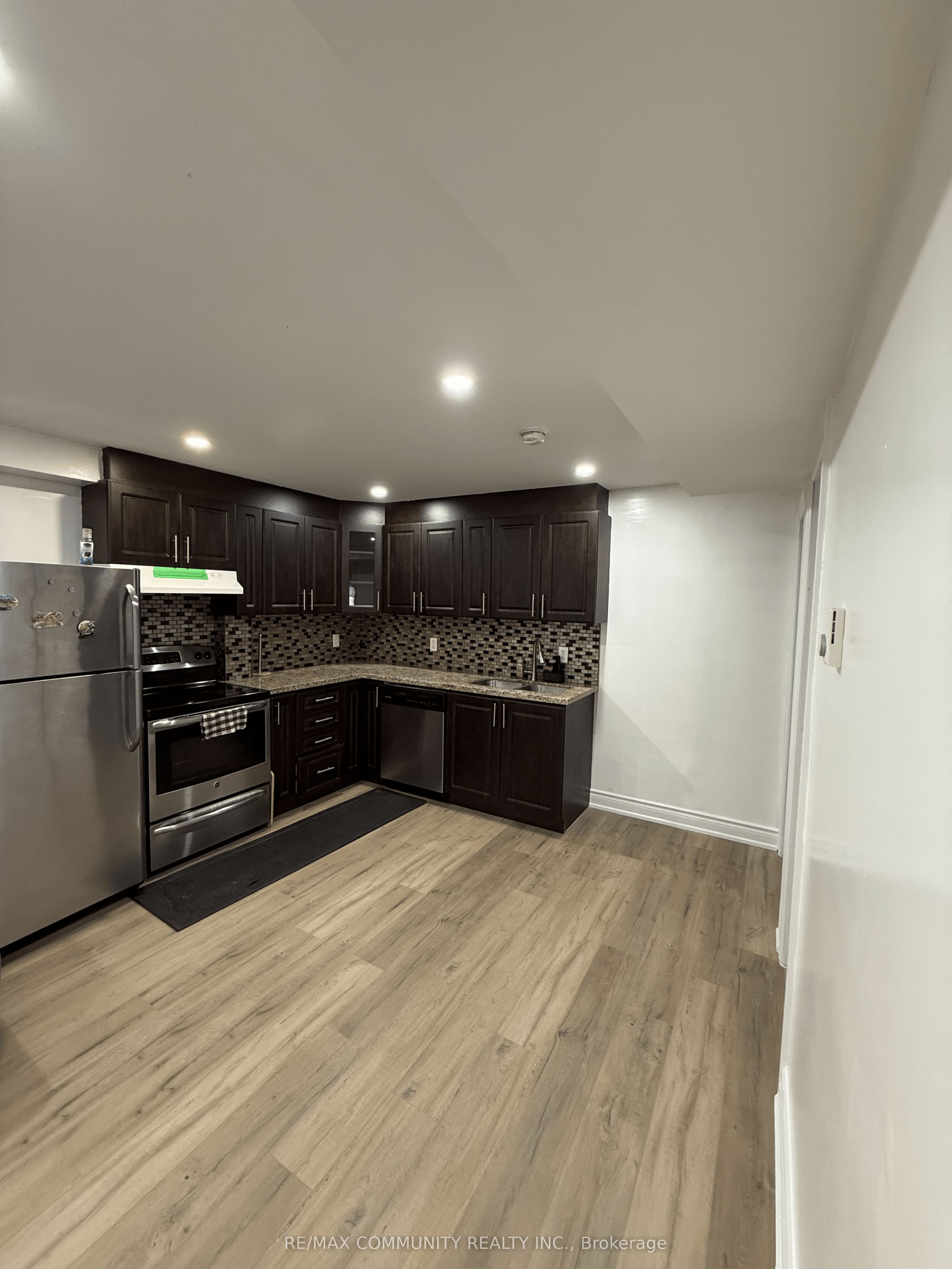 4 Lakeview Avenue Lower, Toronto, ON M6J 3B1 photo 5