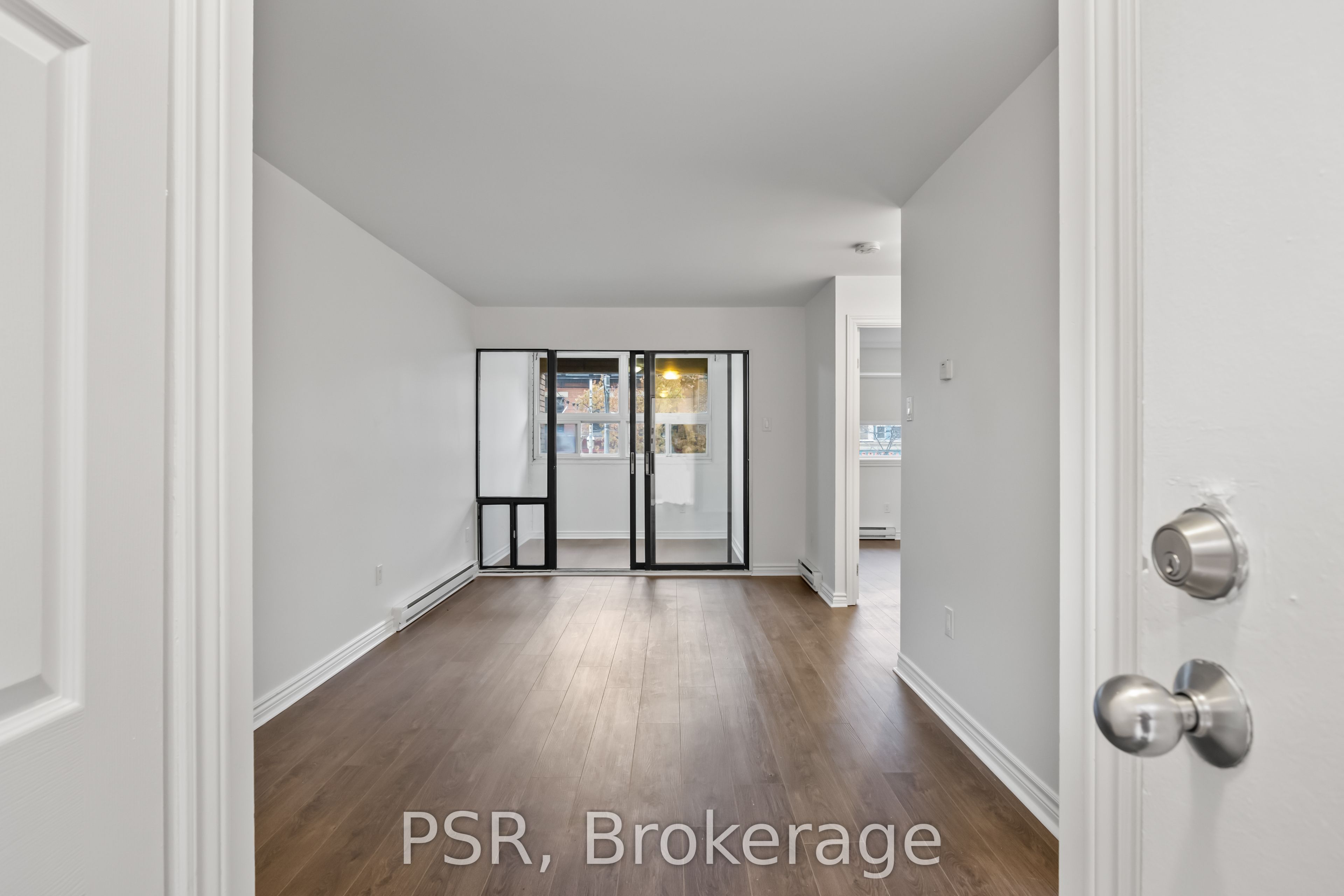 353 Queen Street 10, Toronto, ON M5V 2A4