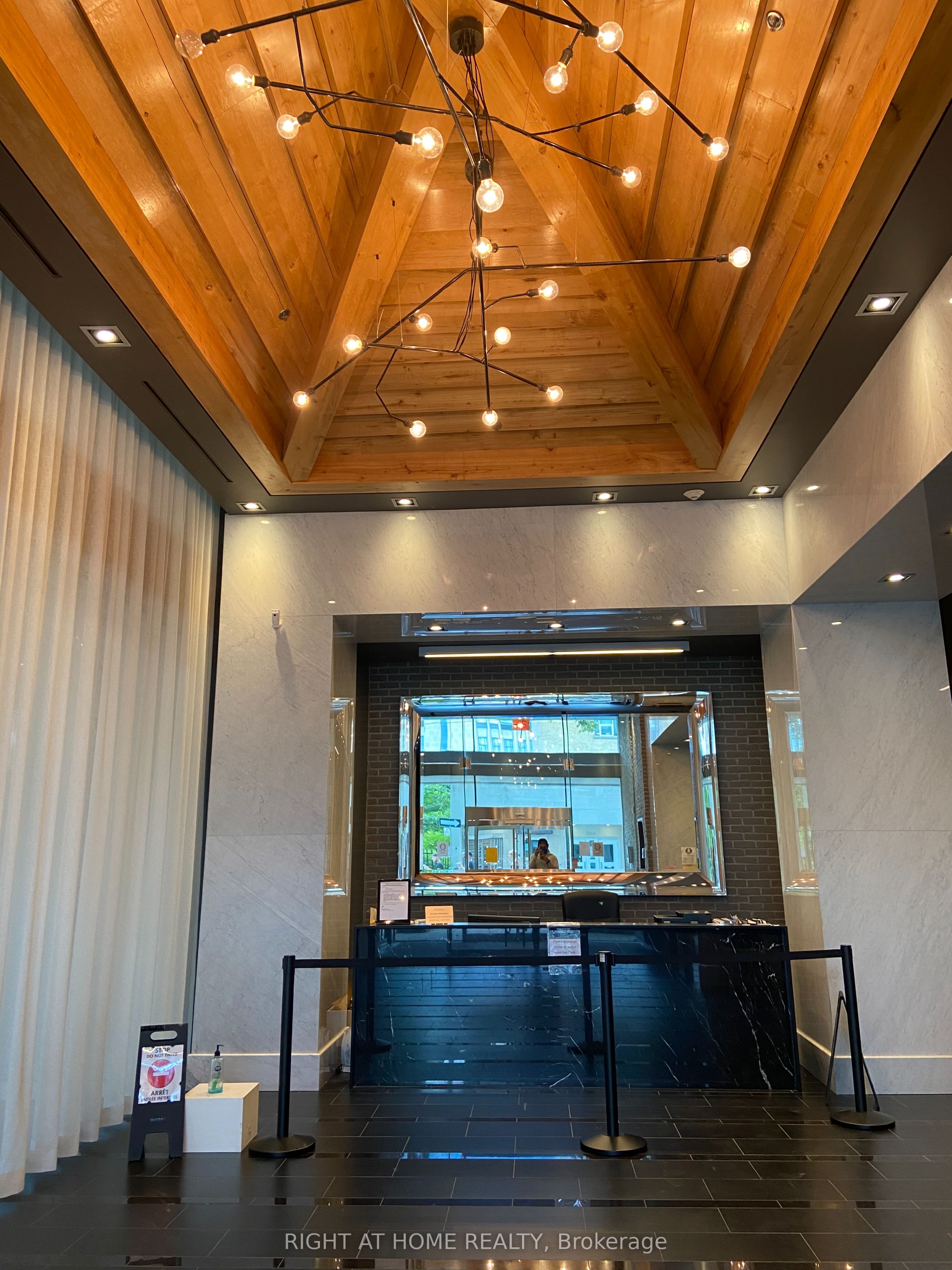 210 Simcoe Street 802, Toronto, ON M5T 0A9 photo 2