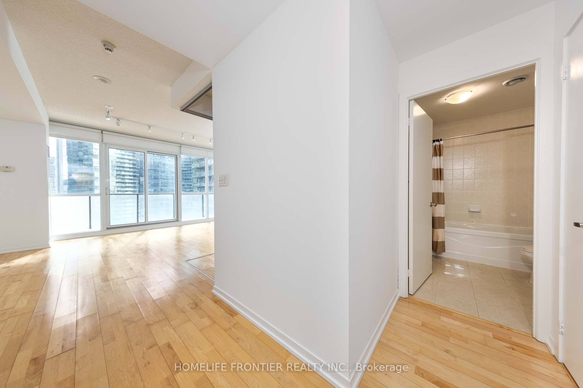 65 Bremner Boulevard 2111, Toronto, ON M5J 0A7 photo 3