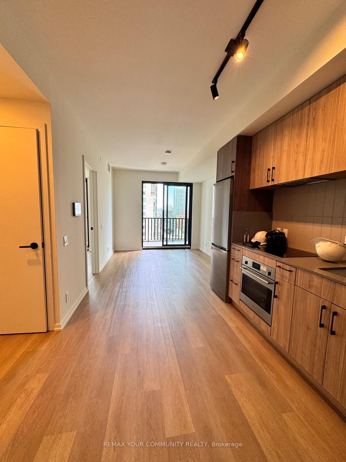 109 Erskine Avenue 1708, Toronto, ON M4P 1Y5 photo 2
