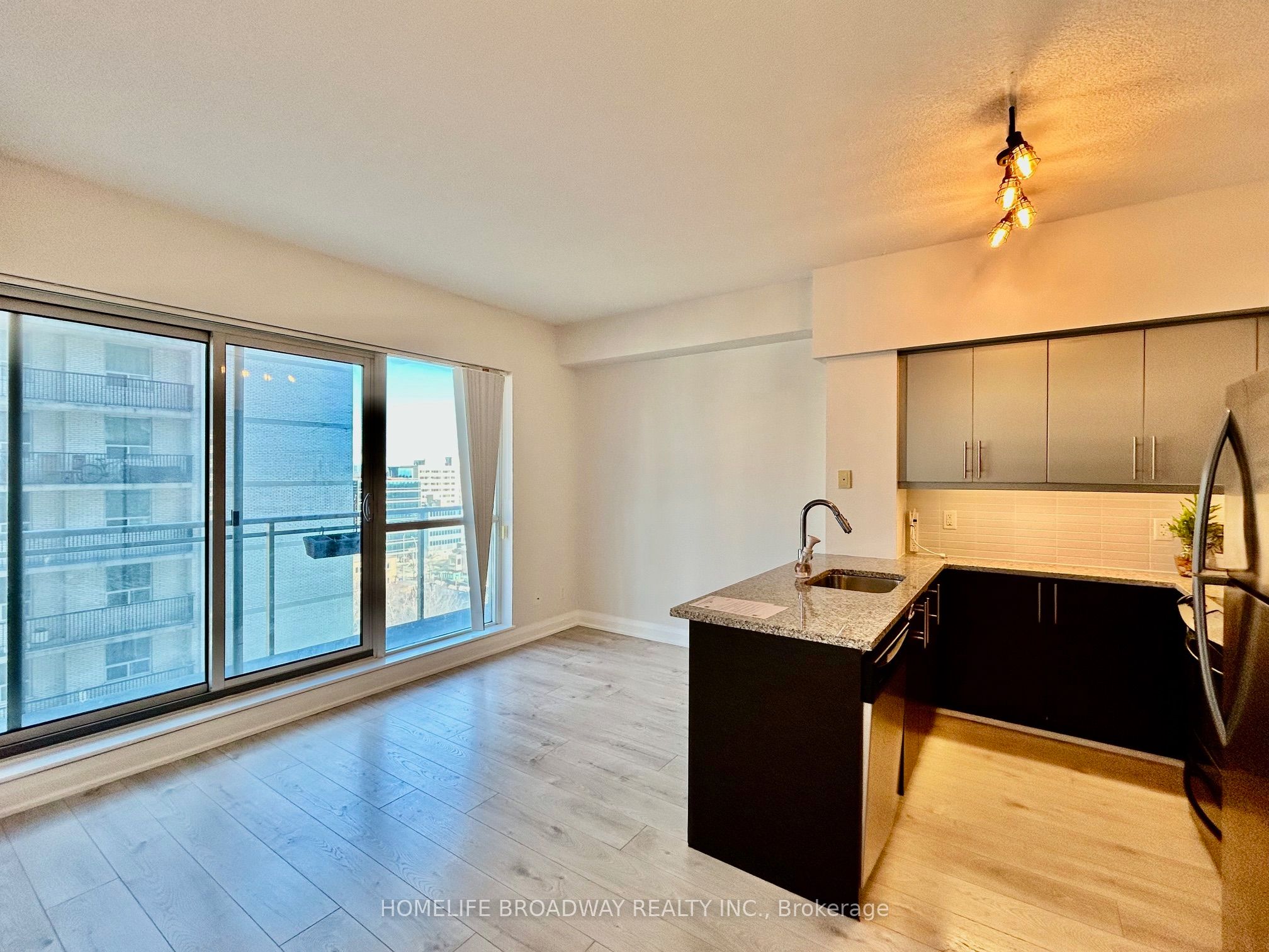 83 Redpath Avenue 811, Toronto, ON M4S 0A2 photo 2