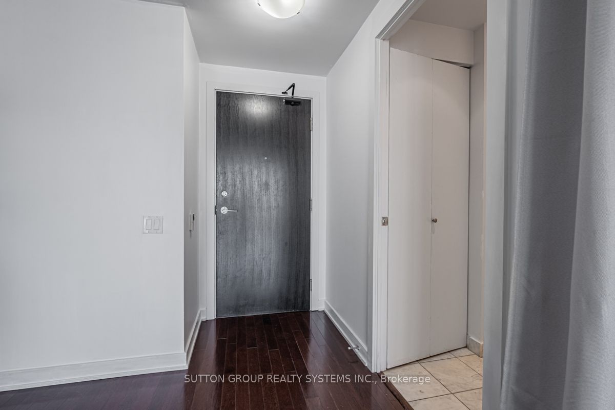 33 Charles Street E 1406, Toronto, ON M4Y 1R9 photo 2