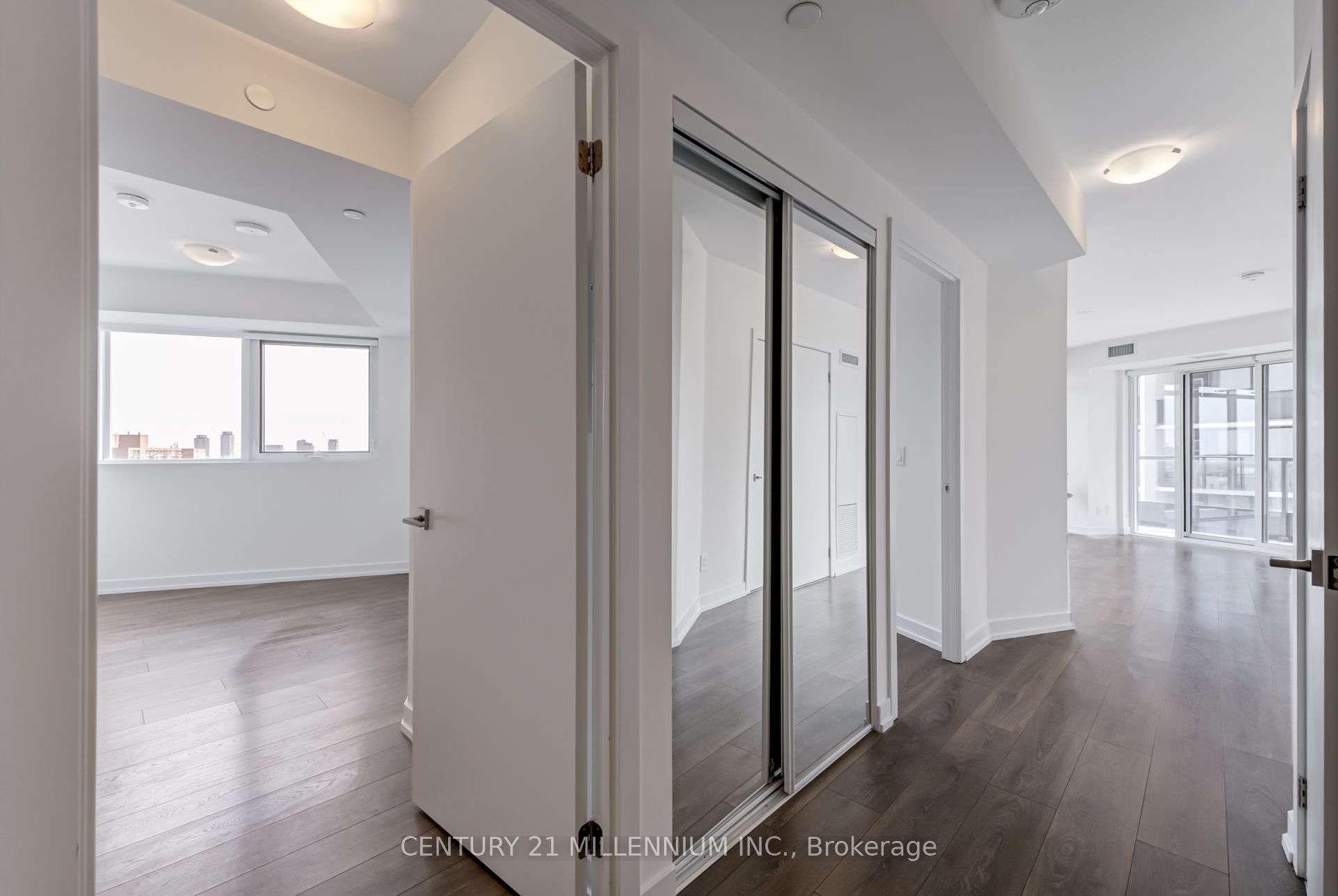 159 Wellesley Street 708, Toronto, ON M4Y 0H5 photo 2