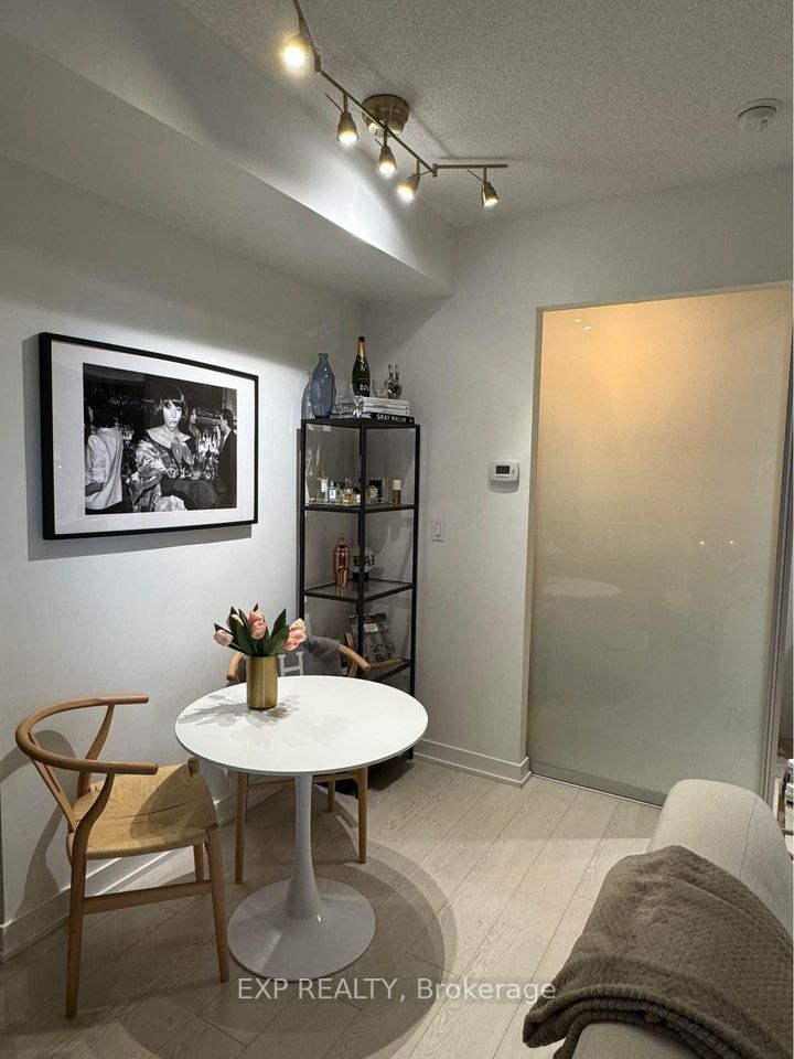 20 Bruyeres Mews 313, Toronto, ON M5V 0G8 photo 2