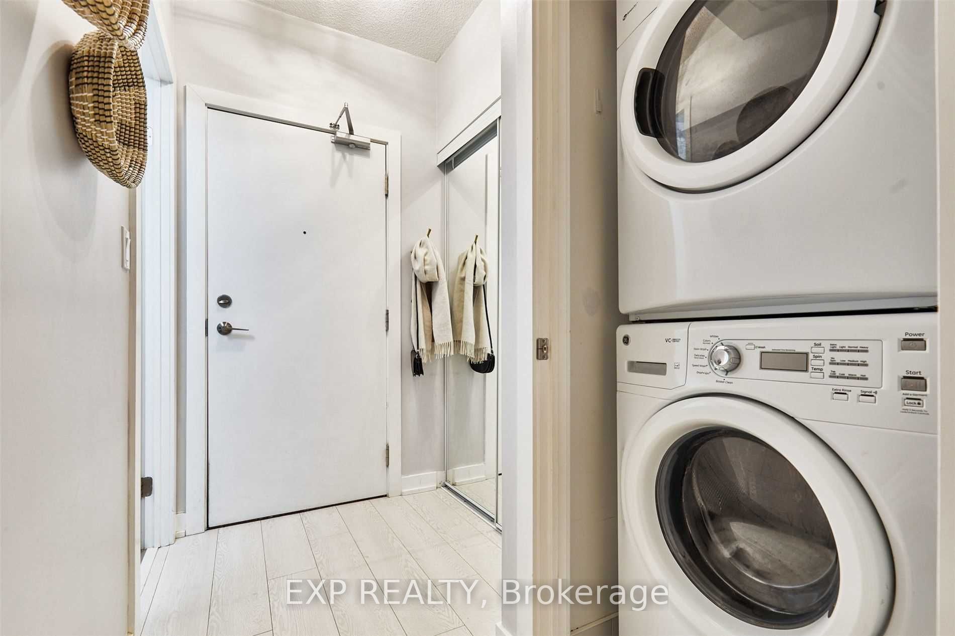 20 Bruyeres Mews 313, Toronto, ON M5V 0G8 photo 3