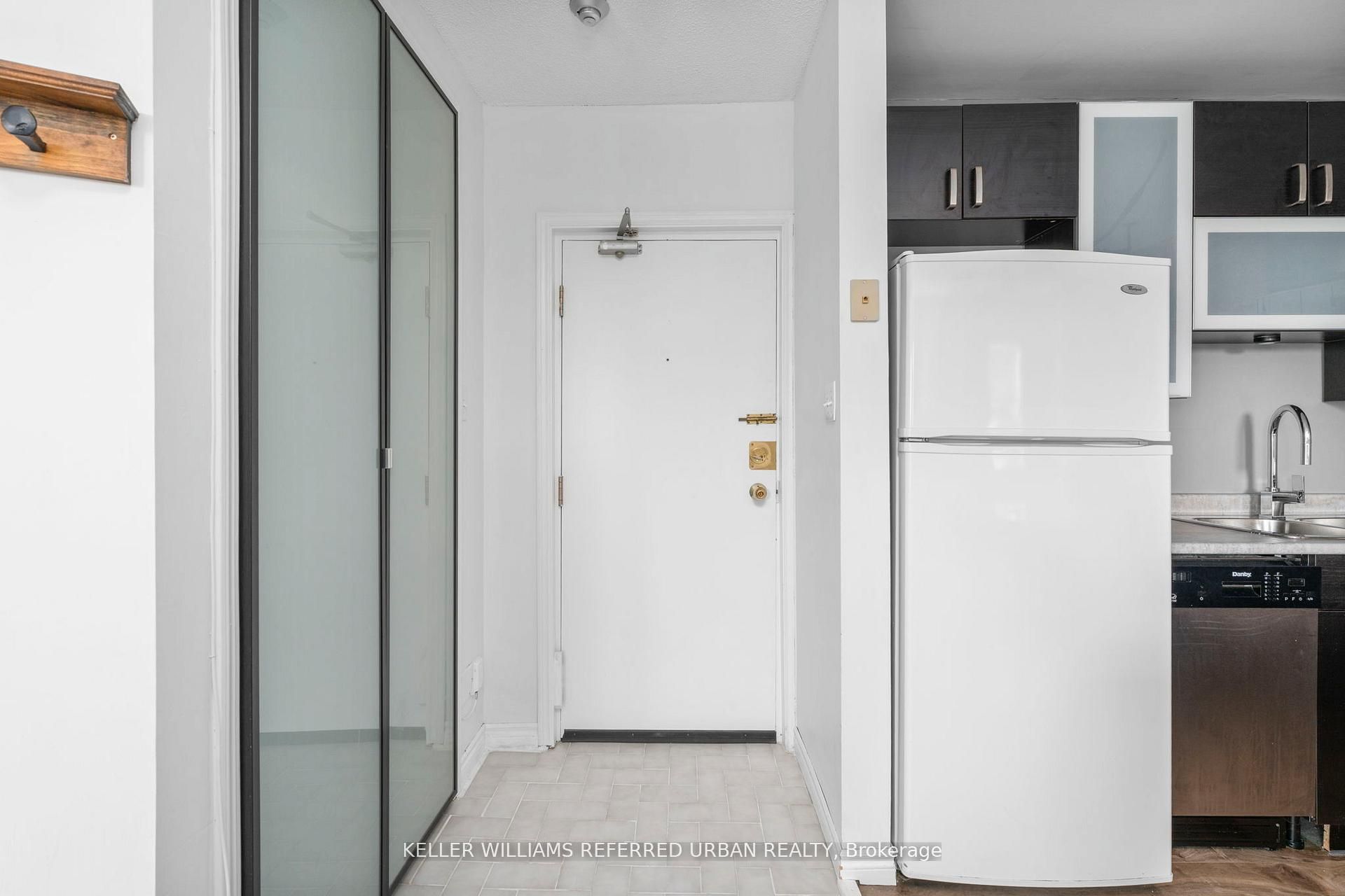 114 Vaughan Road 407, Toronto, ON M6C 2M1 photo 2