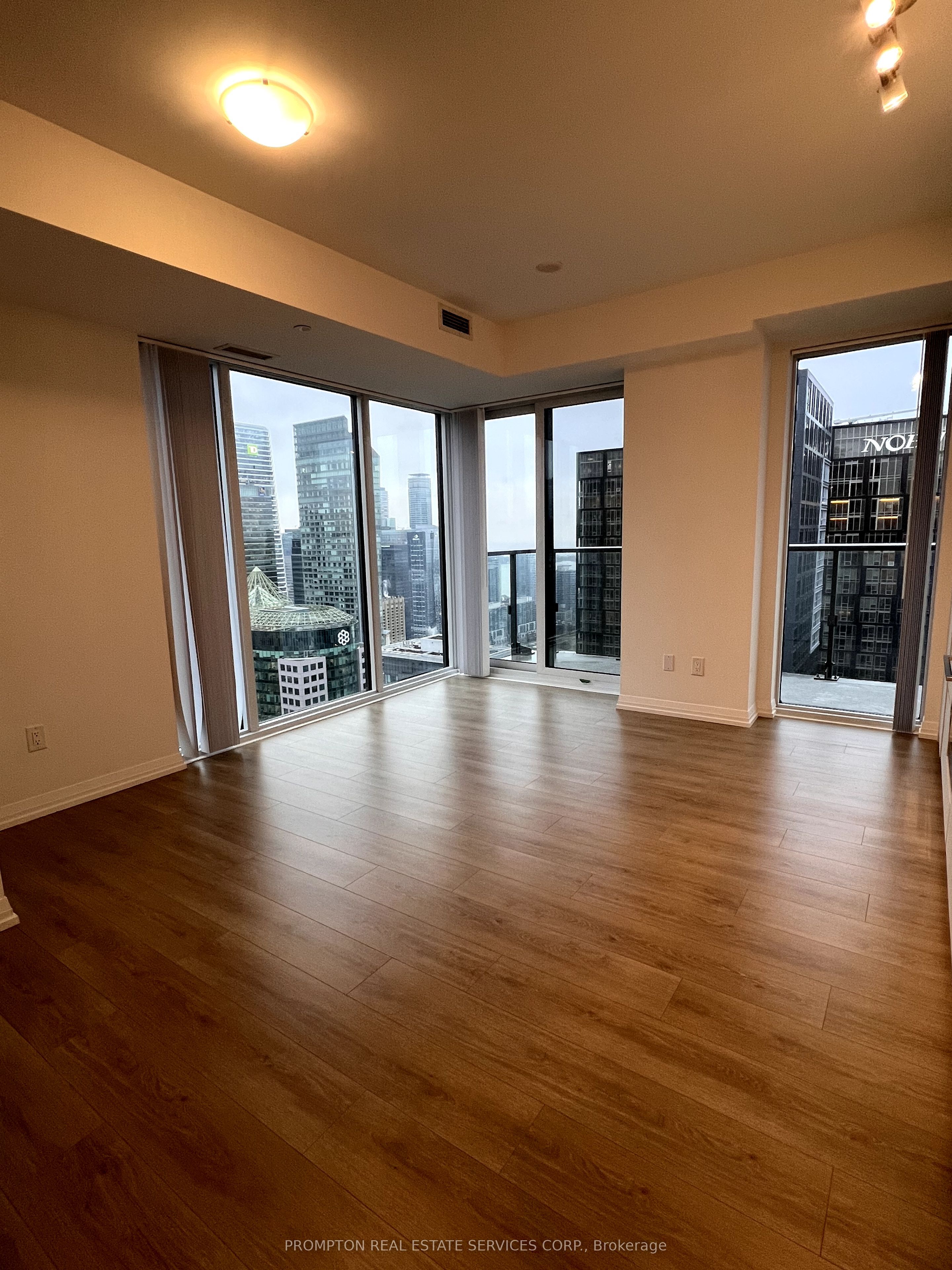 8 Widmer Street 4909, Toronto, ON M5V 0W6 photo 3