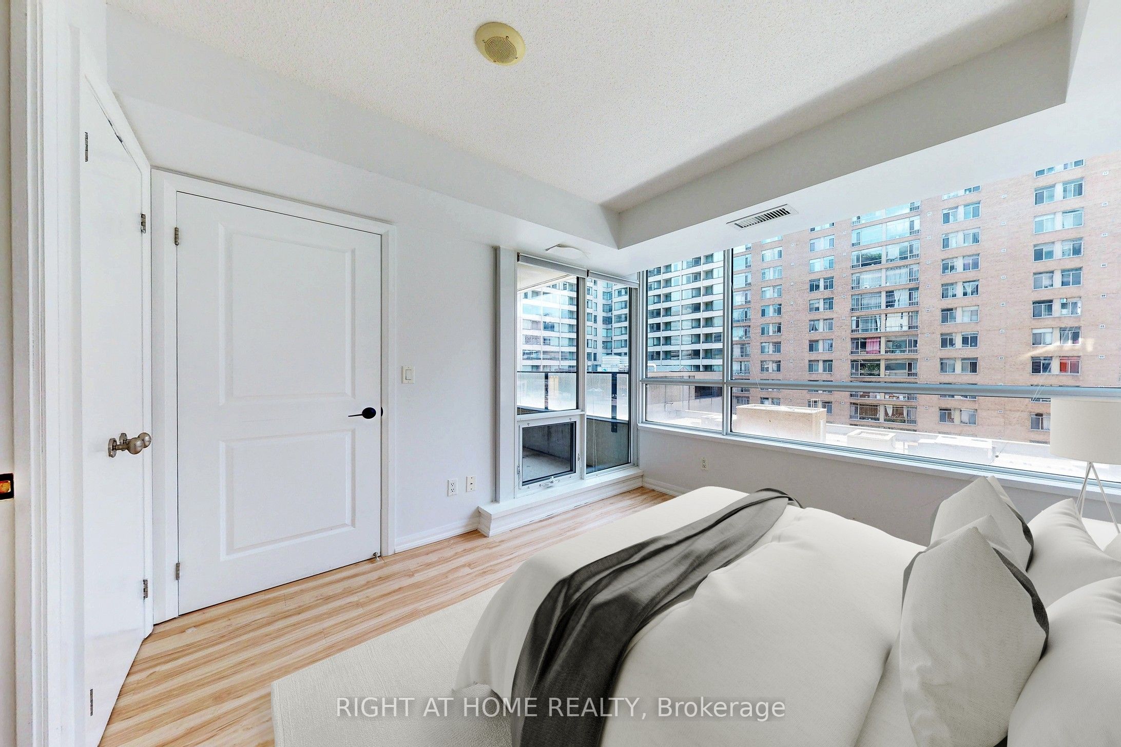 111 Elizabeth Street 818, Toronto, ON M5G 1P7 photo 3