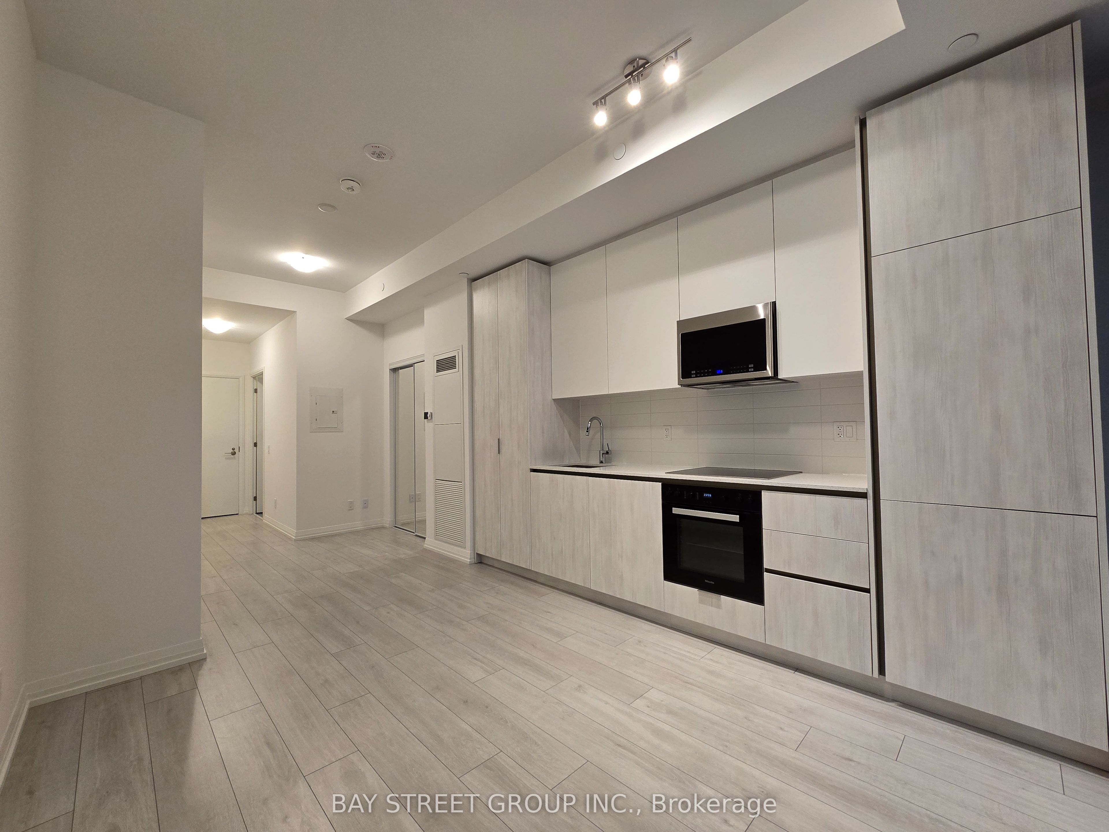 400 King Street W 802, Toronto, ON M5V 1K2 photo 4