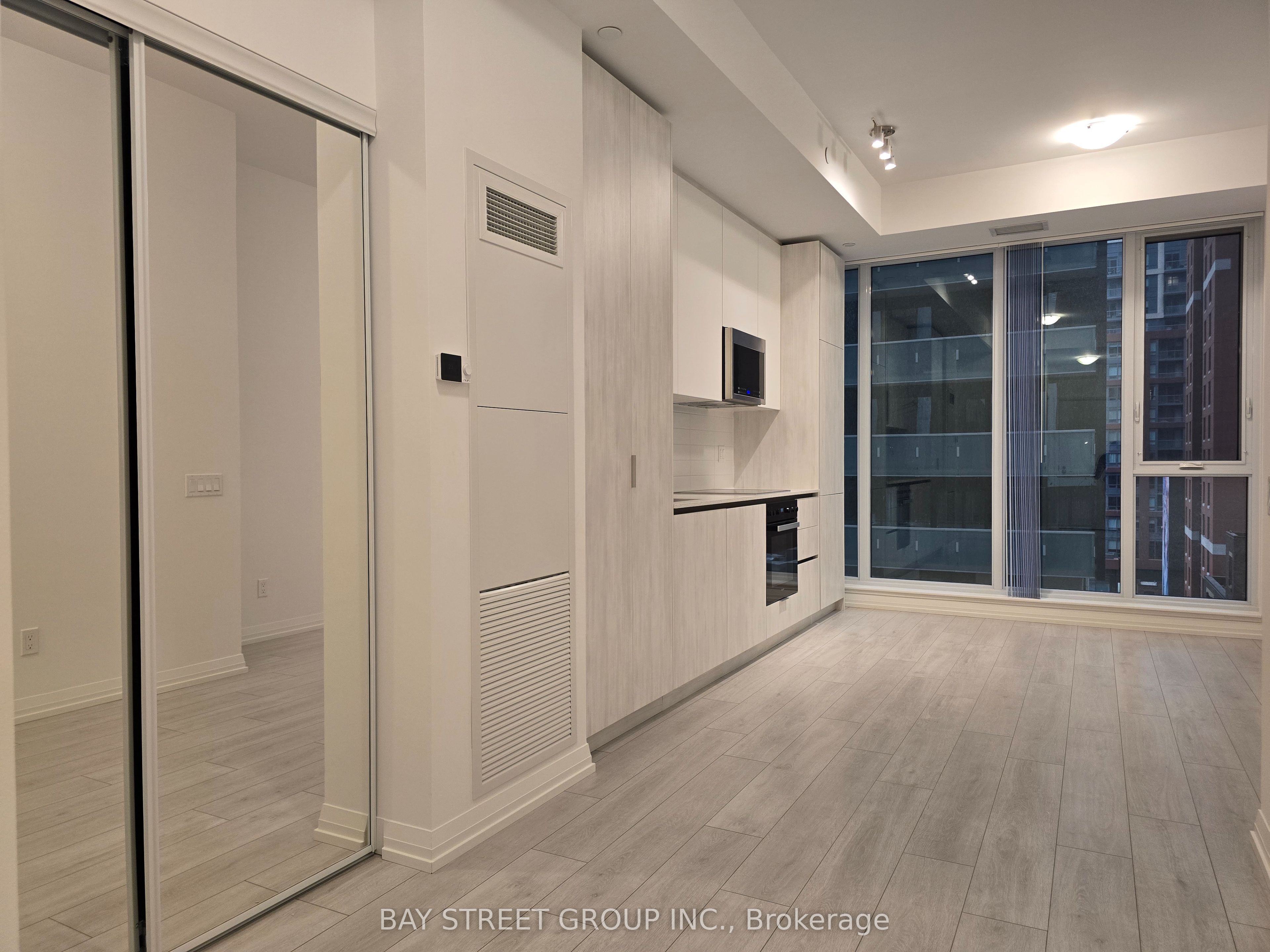 400 King Street W 802, Toronto, ON M5V 1K2 photo 5