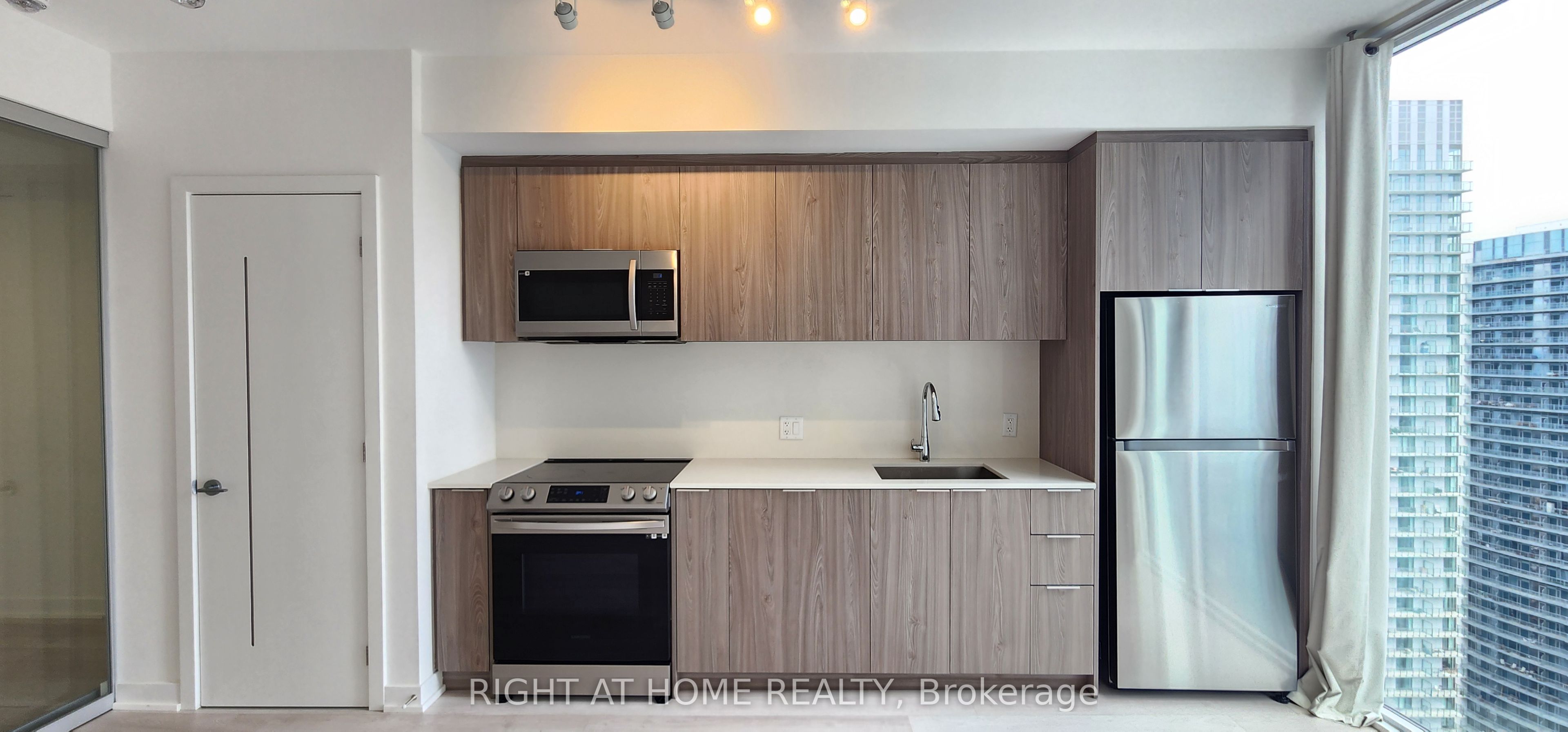 357 King St. West Street 3806, Toronto, ON M5V 1K2
